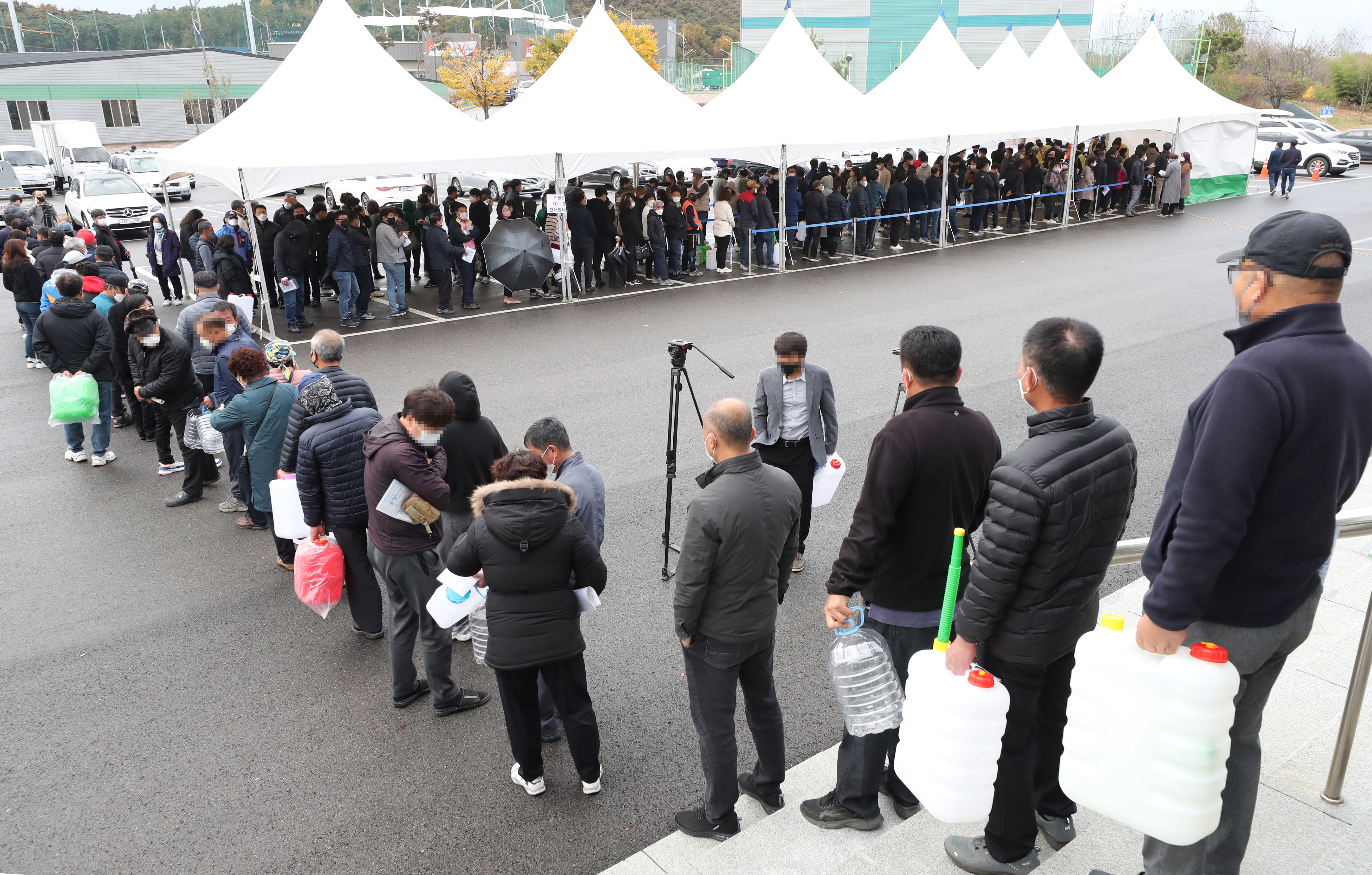 People wait in a line to get urea in Iksan, South Korea, November 9, 2021.  Yonhap via REUTERS  