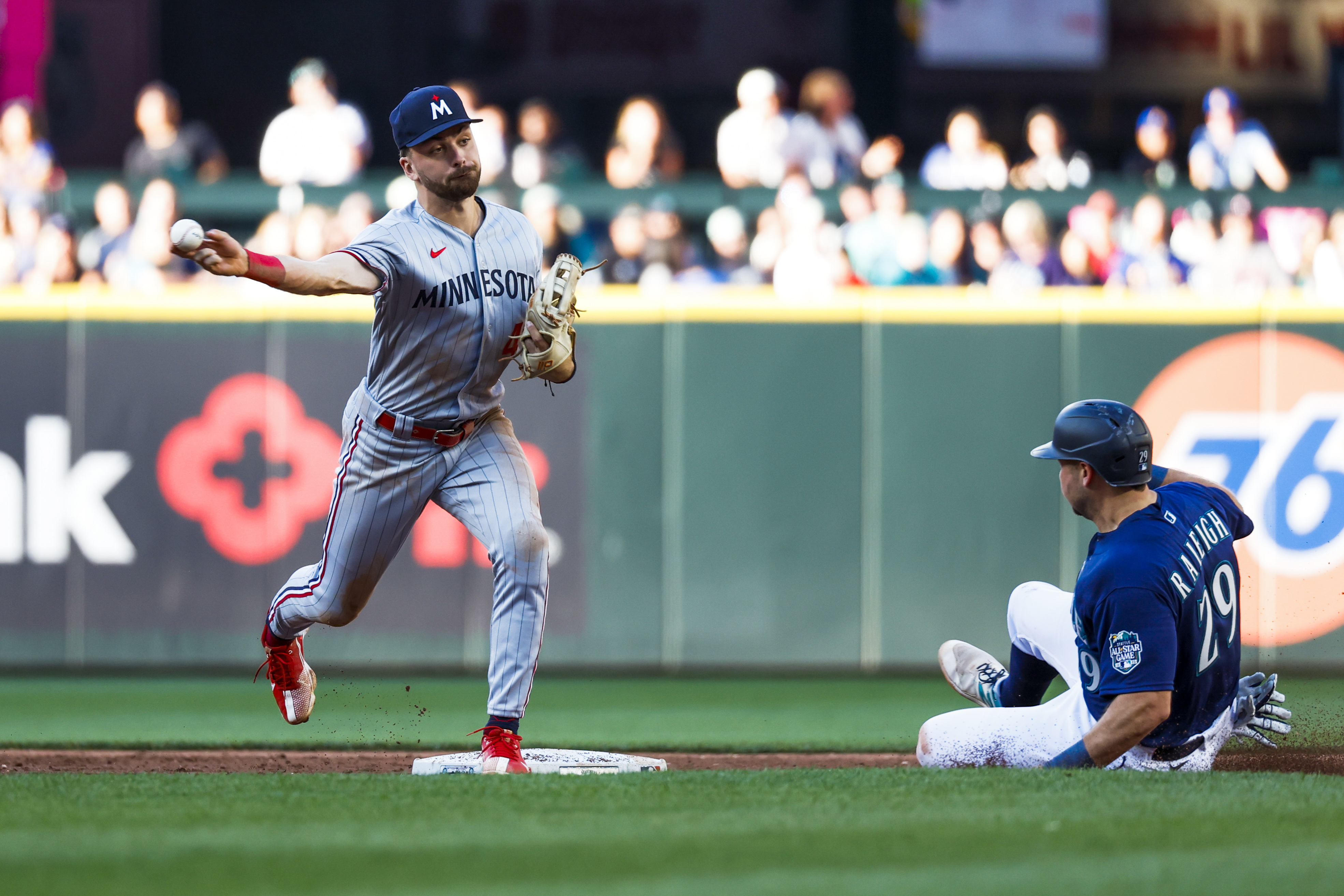 Mariners hold on to capture opener vs. Twins