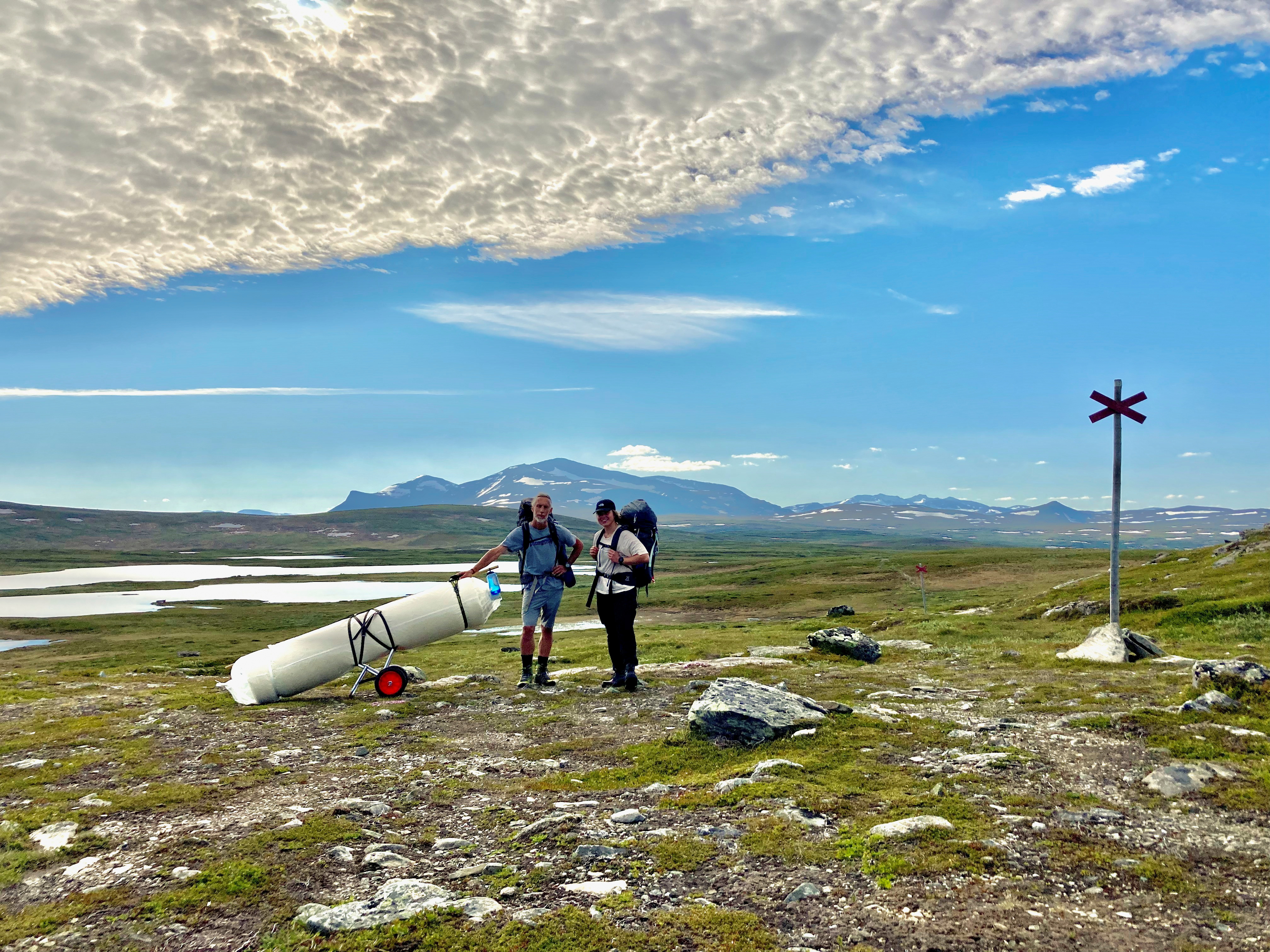 Los miembros del equipo Oskar Kihlborg y Liza Chashchyna posan con rollos de tela destinados a cubrir partes del glaciar, cerca del glaciar Helags, en Suecia, el 22 de junio de 2021. Foto tomada el 22 de junio de 2021. Erik Huss / Folleto vía REUTERS 