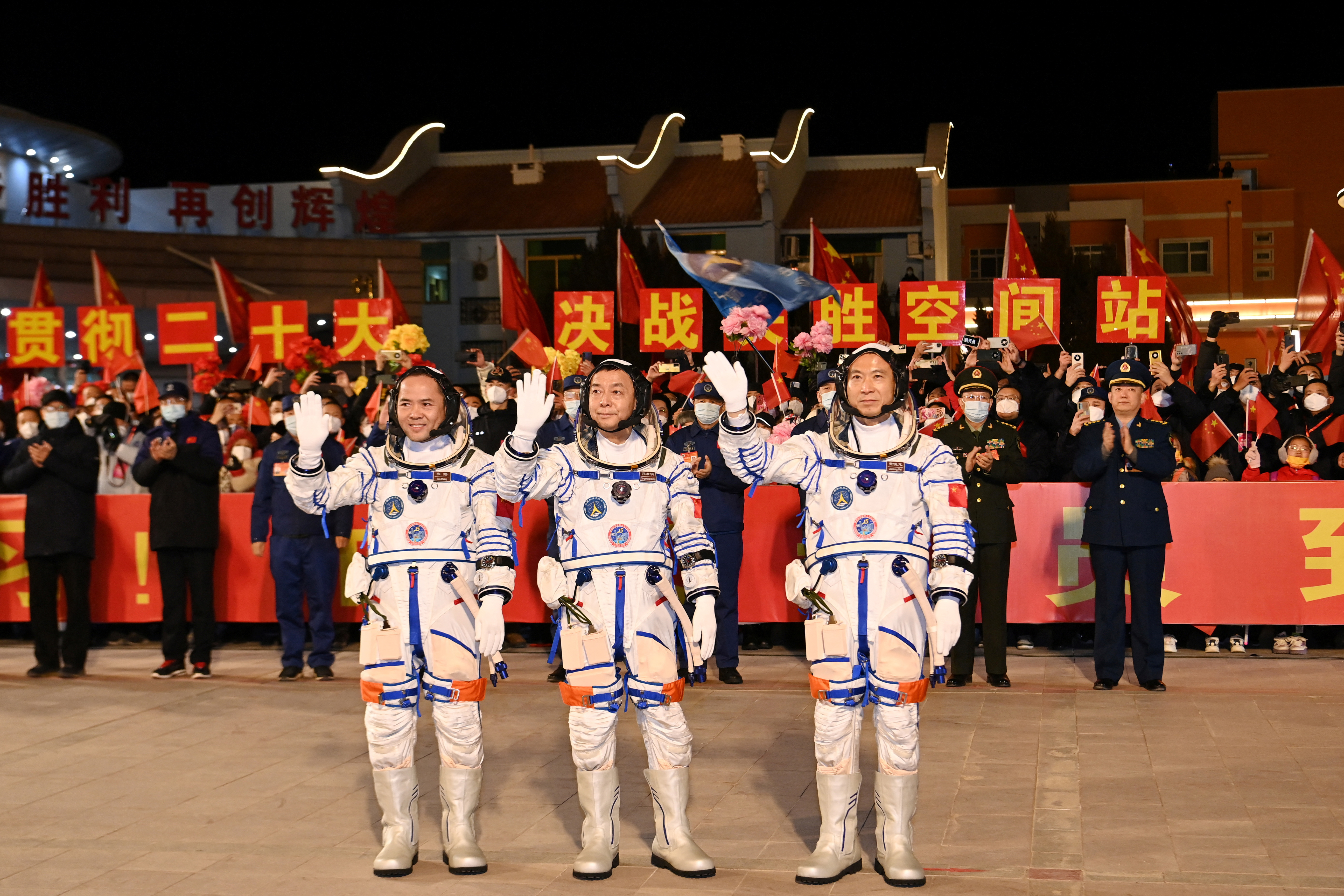 Los astronautas Fei Junlong, Deng Qingming y Zhang Lu en el Centro de Lanzamiento de Satélites de Jiuquan