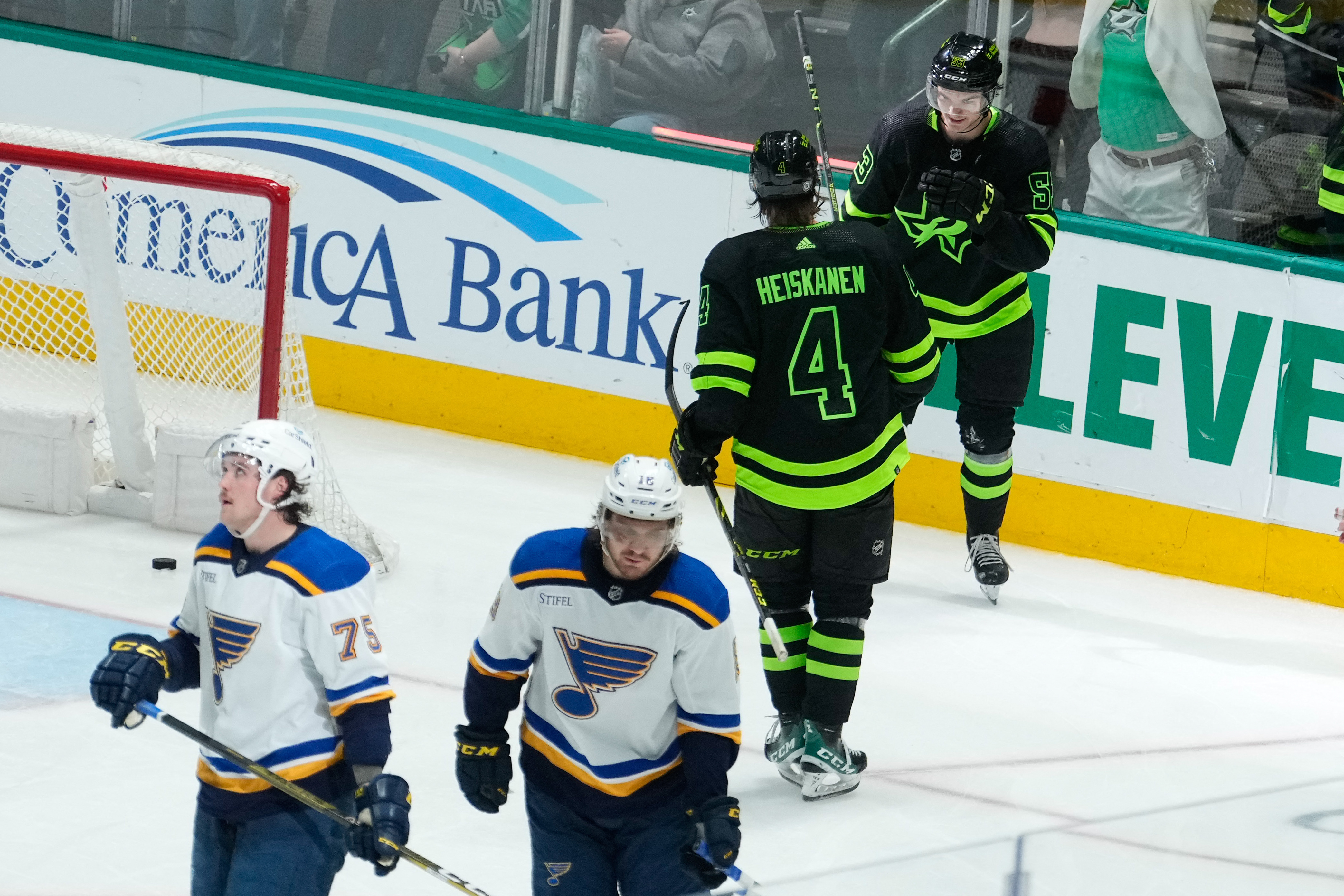 Stars blank Blues, remain atop Central Division - The Rink Live