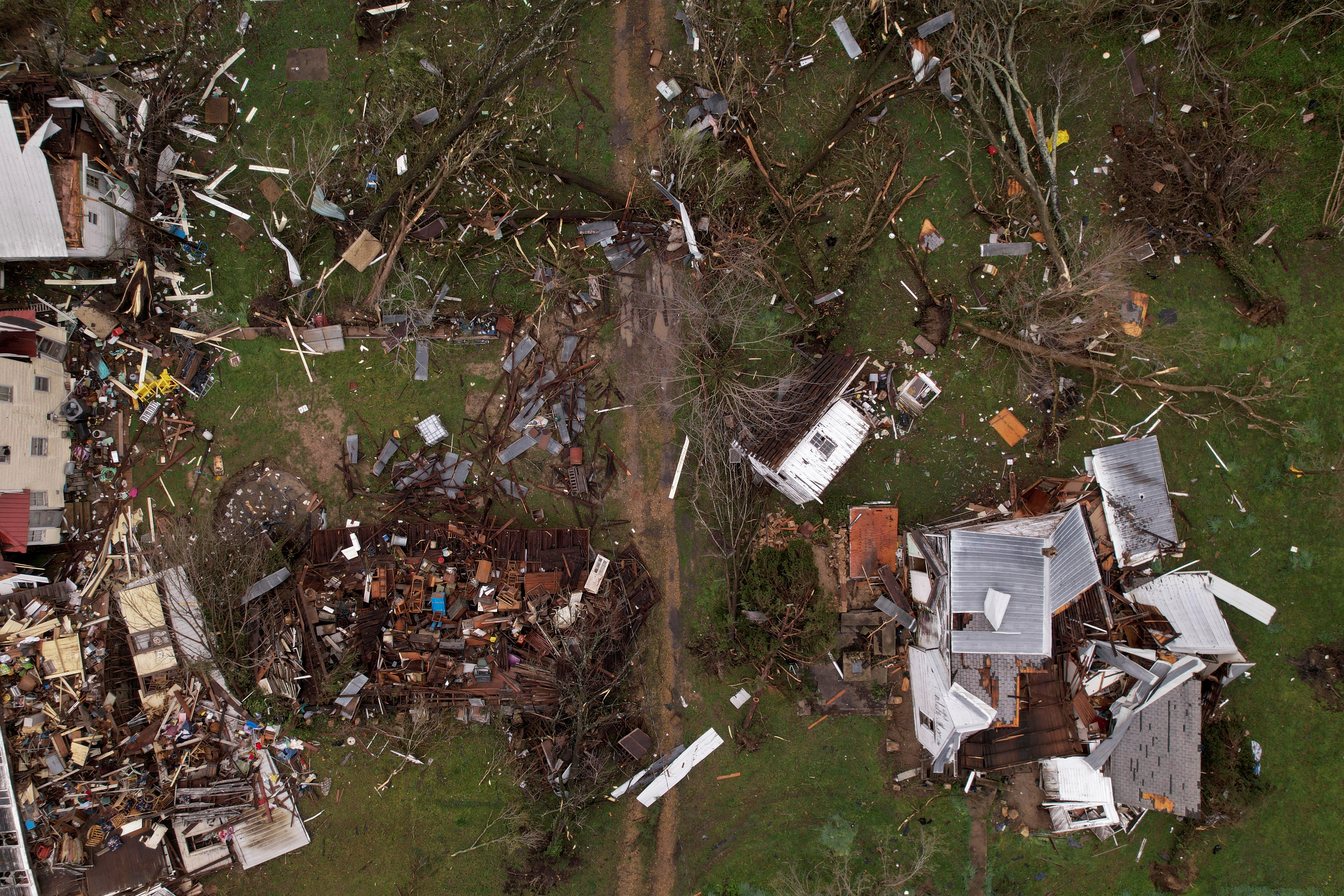 Tornado kills 5 after tearing through southeastern Missouri | Reuters