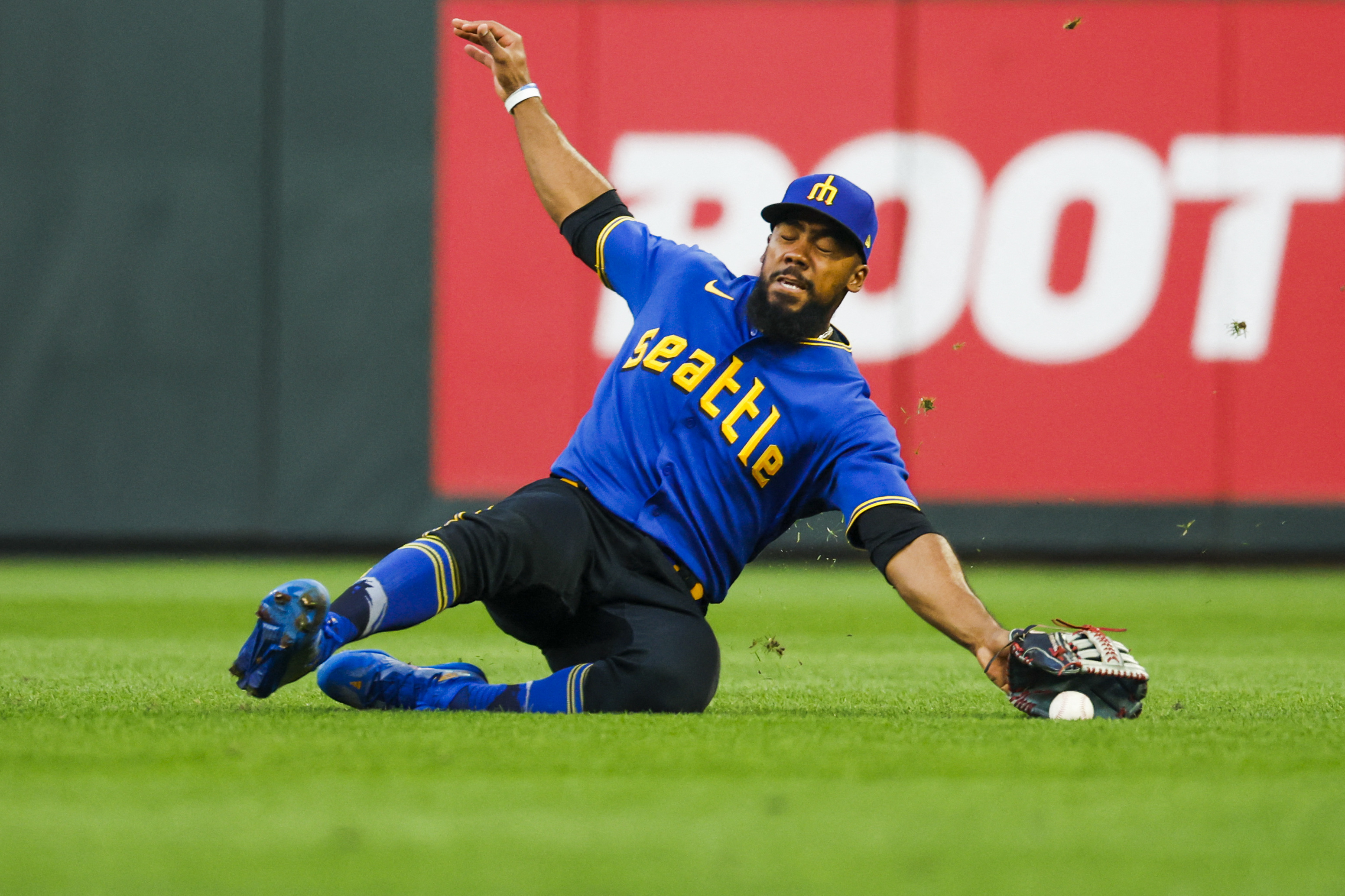 Mariners hold off Royals, grab share of AL West lead Reuters