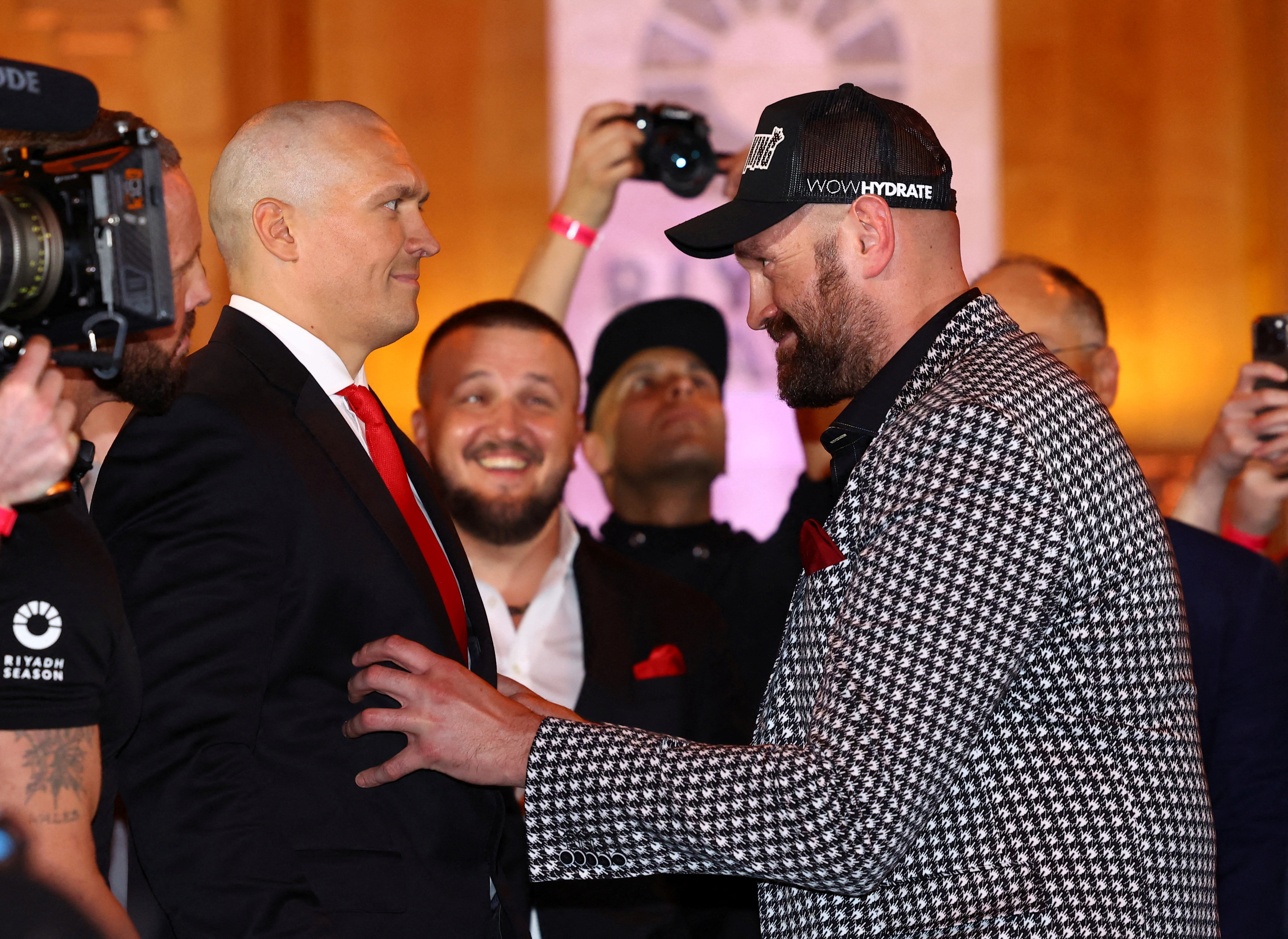 ボクシング＝フューリー、ウシクに殴られる写真にサイン 再戦会見で