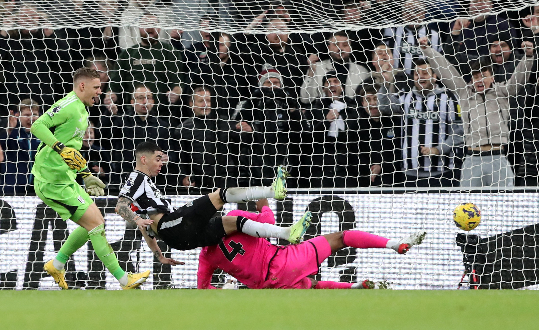 Newcastle Ease To 3-0 Win Over 10-man Fulham After Jimenez Sees Red ...