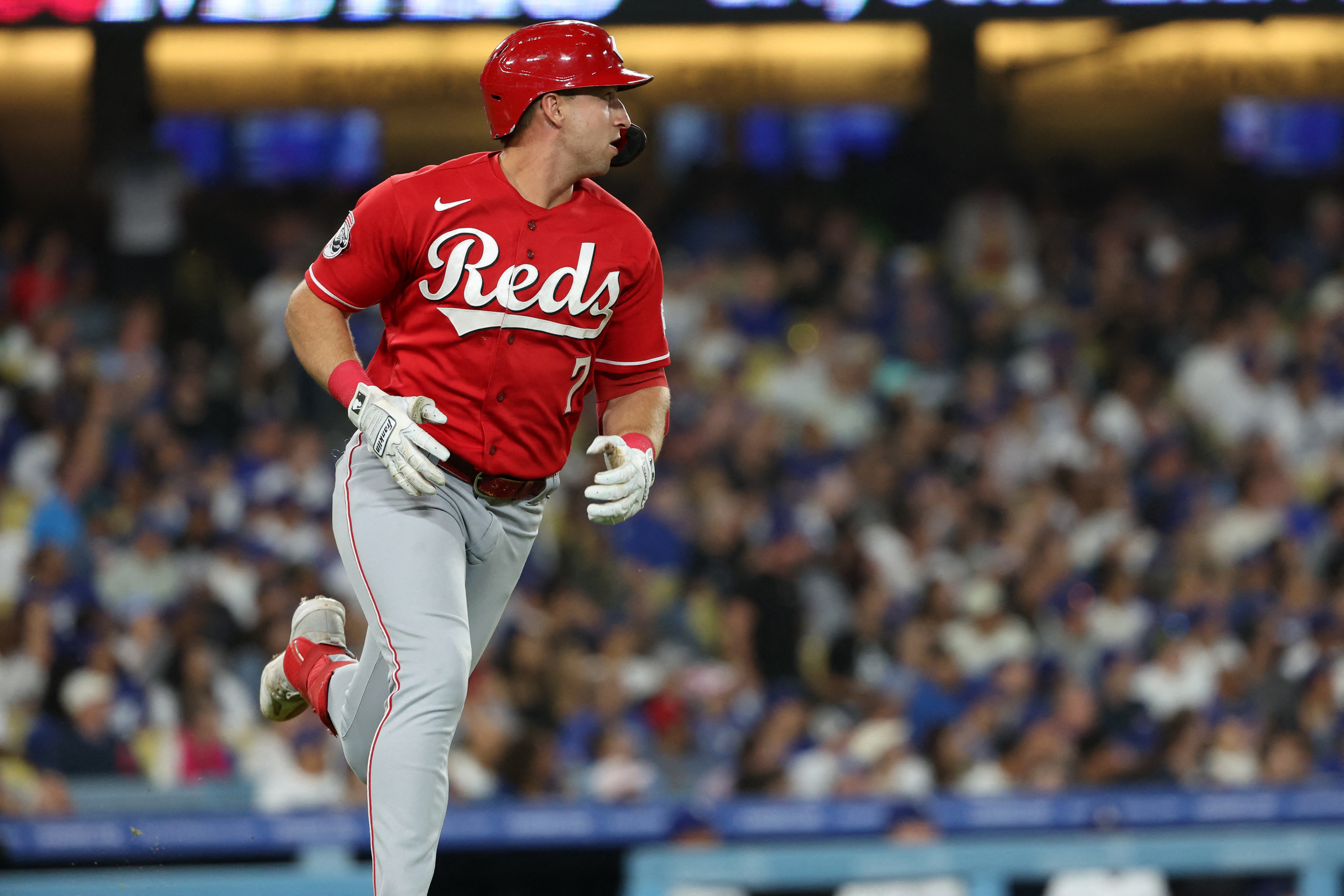 Reds hit two homers, hold on to beat Dodgers