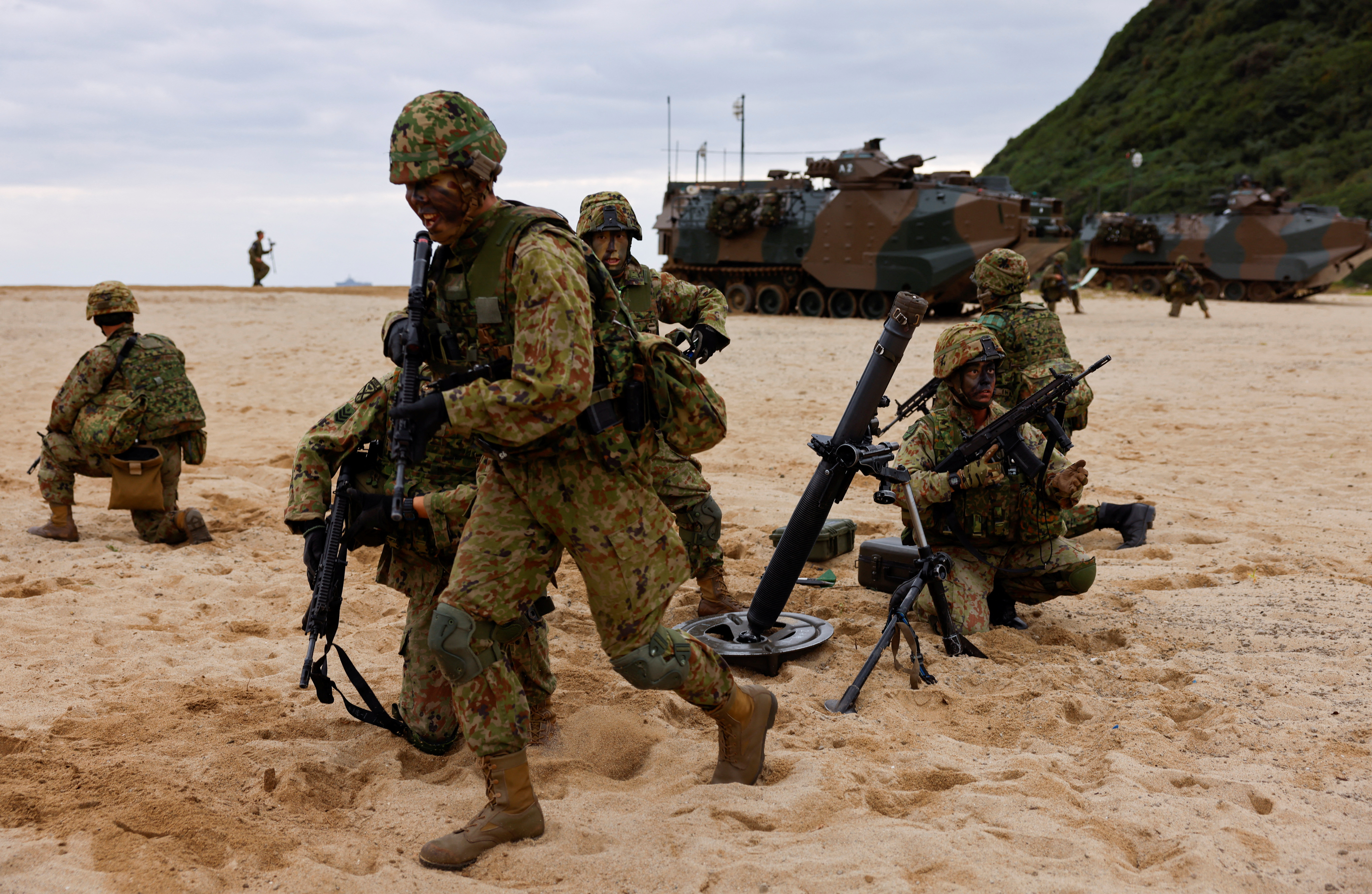 Солдаты Сухопутных сил самообороны Японии проводят учения по высадке морского десанта на острове Токуносима.