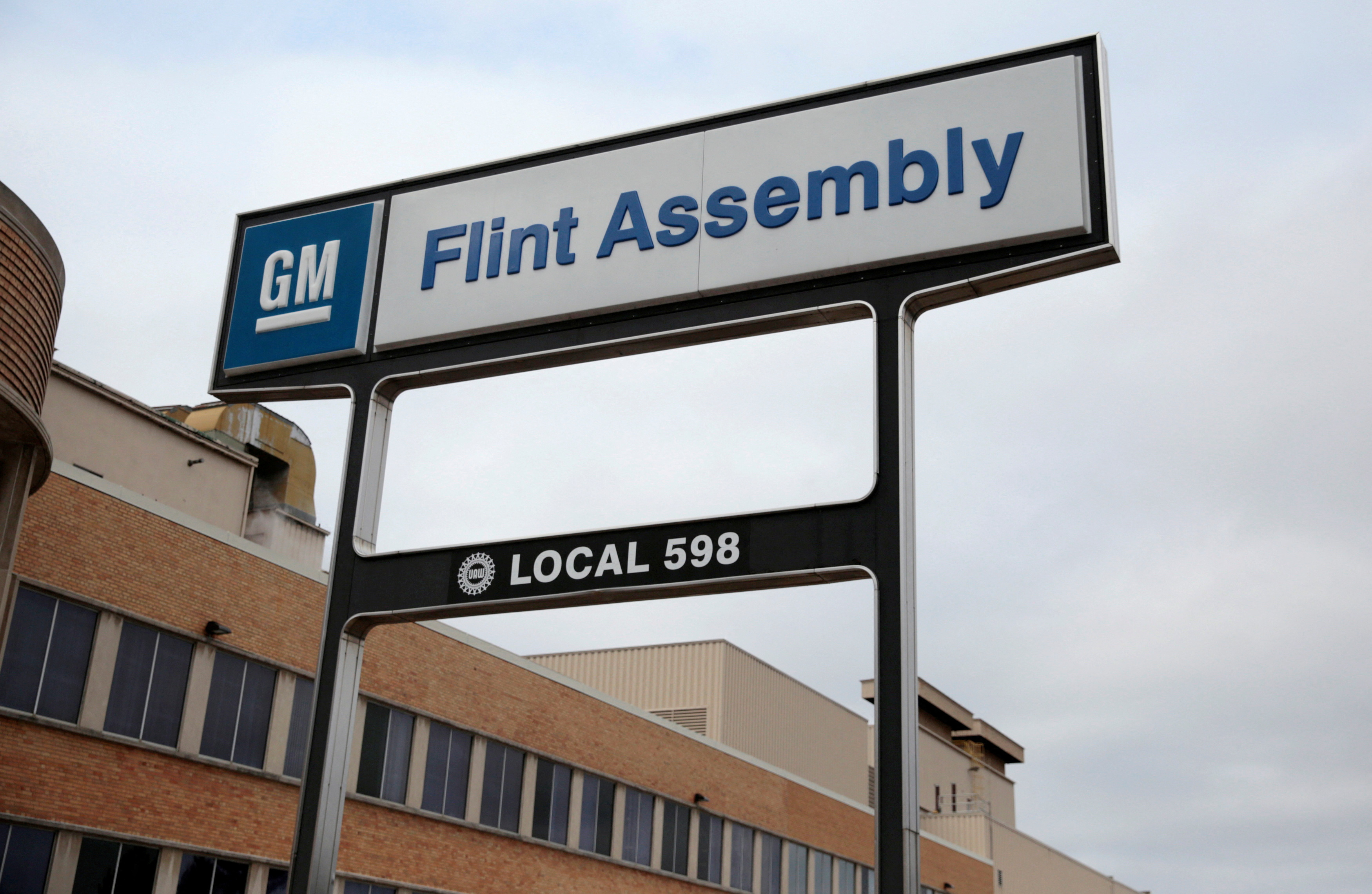 GM to invest over 1 billion in Flint plants to boost truck production