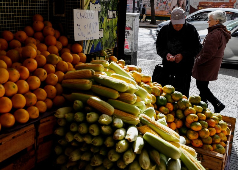 Argentina Annual Inflation Tops 211 Highest Since Early 90s Reuters   TSLNTXX5N5LTNLUB6IXSXIPMN4 