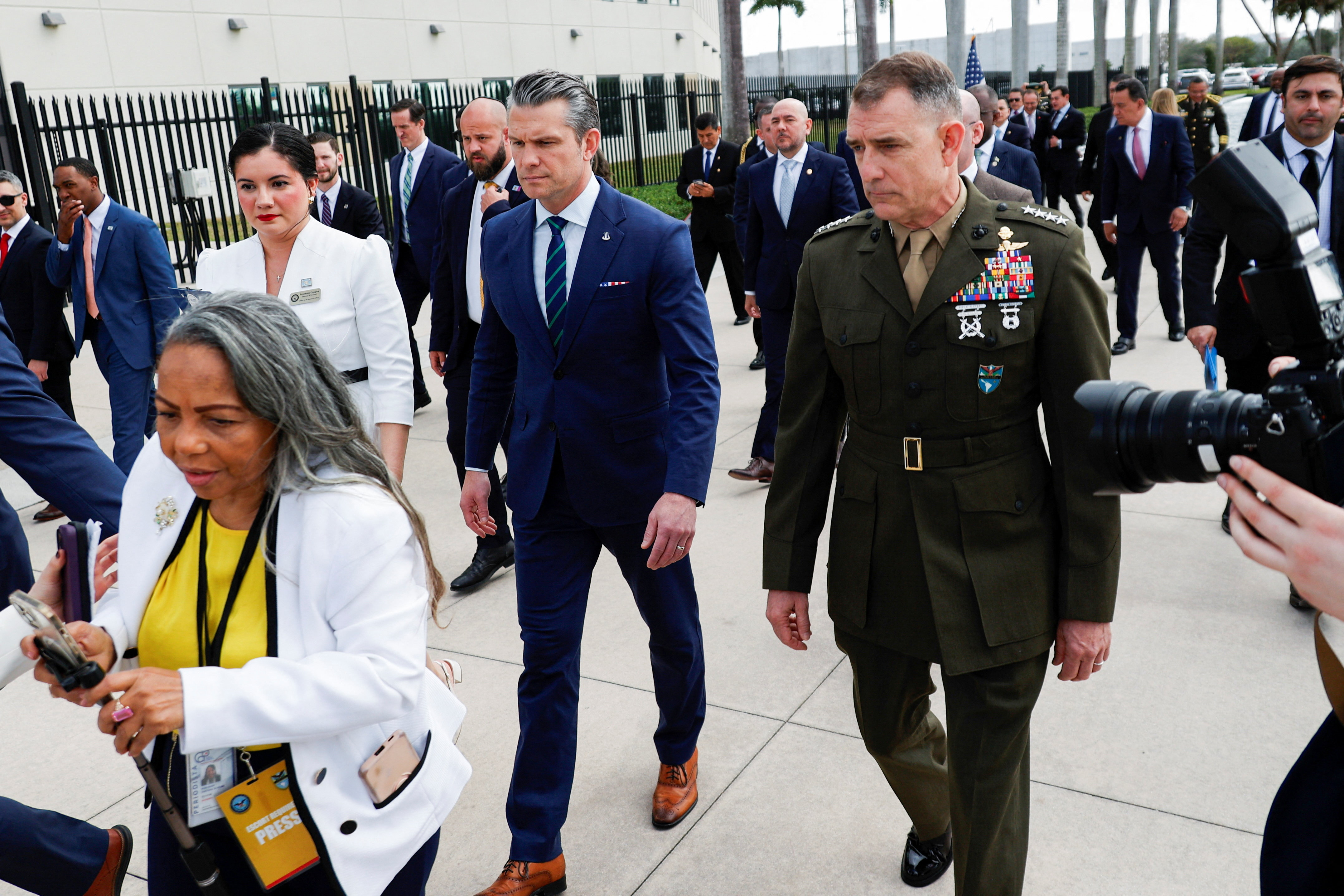US general meets Cuban military officials at edge of Guantanamo Bay |  Reuters