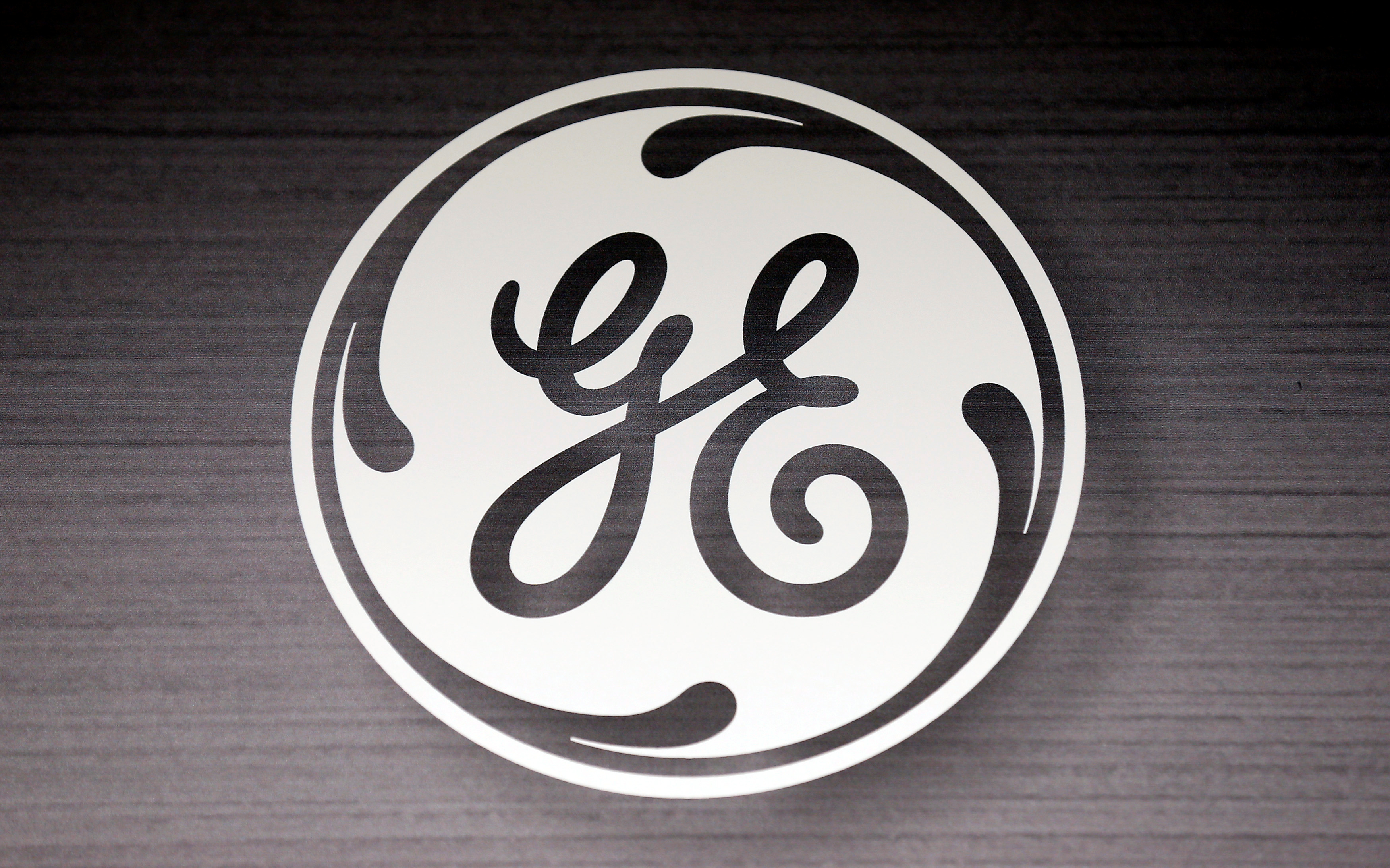 The General Electric logo is seen in a Sears store in Schaumburg, Illinois, September 8, 2014. Sweden's Electrolux AB said on Monday it would double U.S. sales by paying $3.3 billion in cash for General Electric Co's appliances business in its biggest ever deal, giving it the scale to go head-to-head with larger rival Whirlpool.  REUTERS/Jim Young 