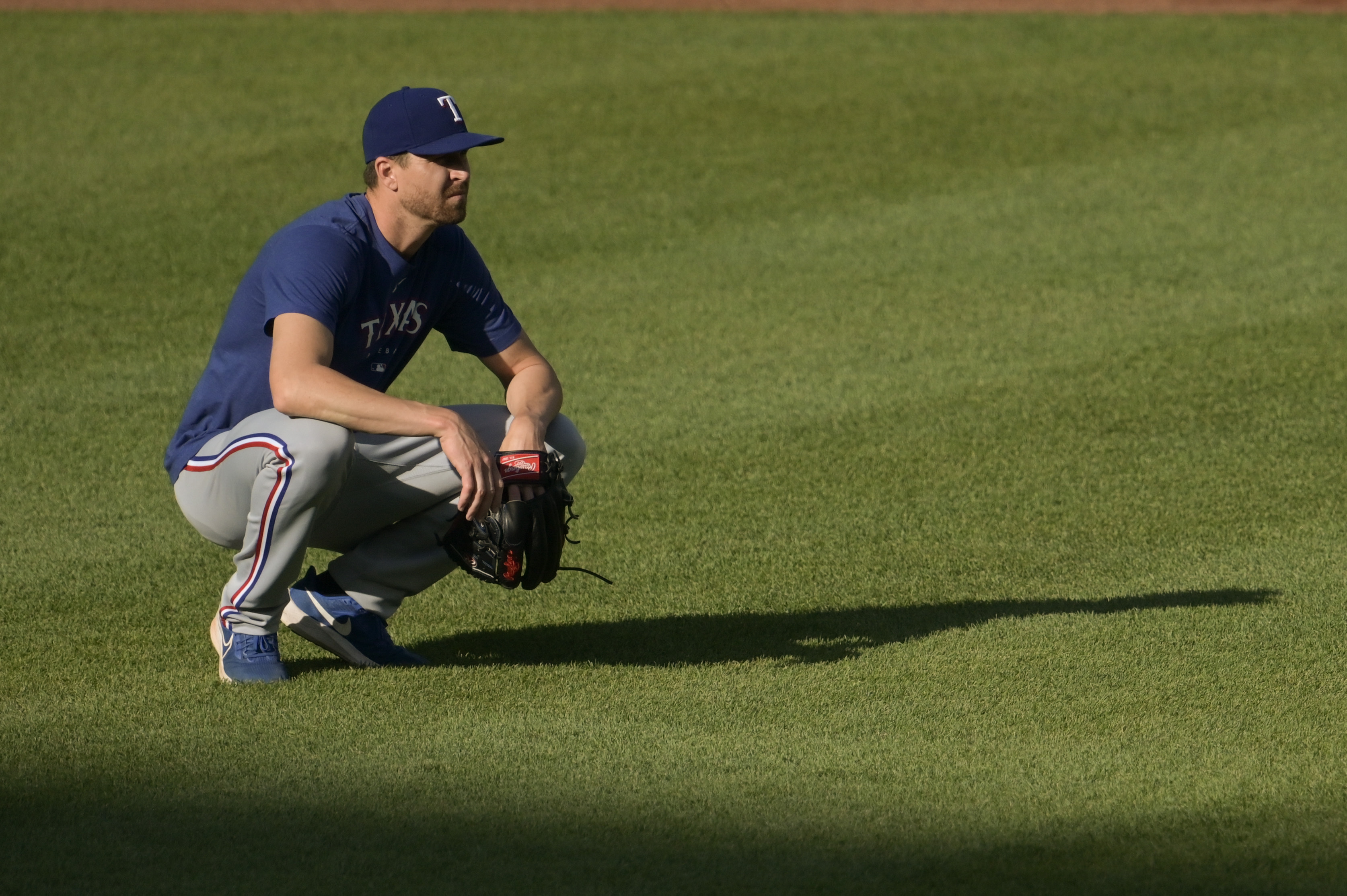 Download Corey Seager Profile While Throwing Ball Wallpaper