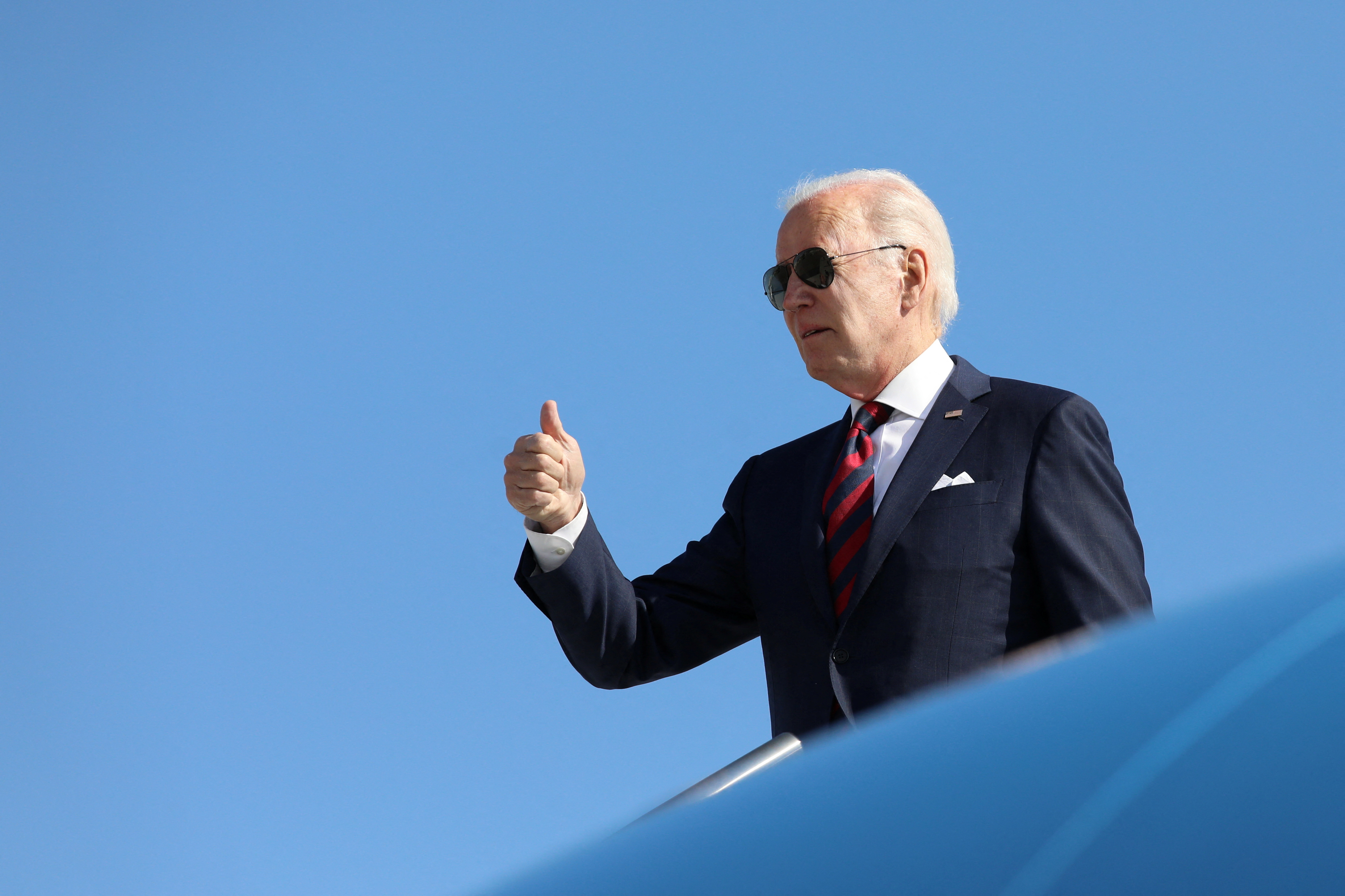 Le président américain Joe Biden monte à bord d'Air Force One dans le Delaware