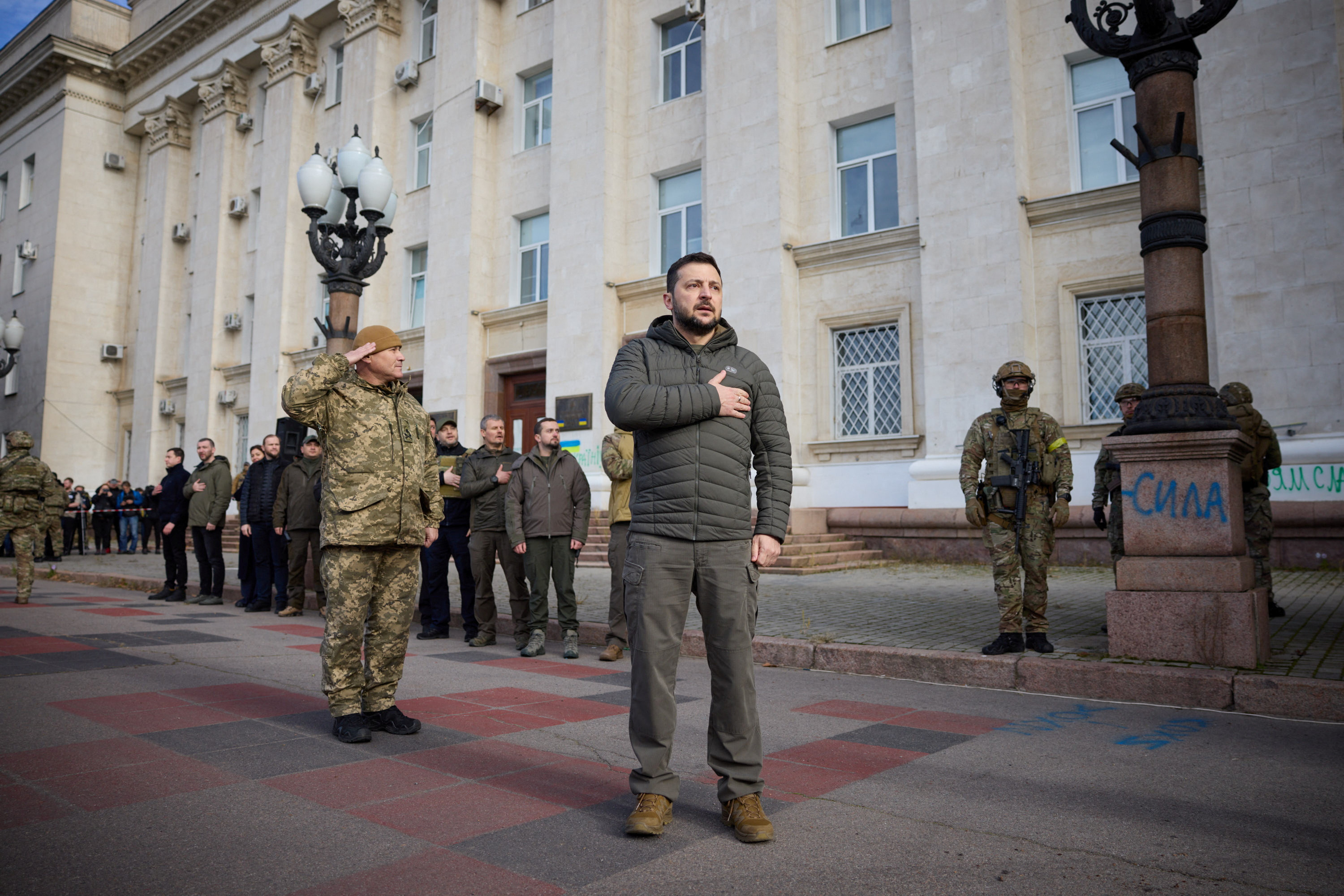 Киев последние новости. Зеленский в Херсоне. Владимир Зеленский в Херсоне. Российские войска в Киеве.