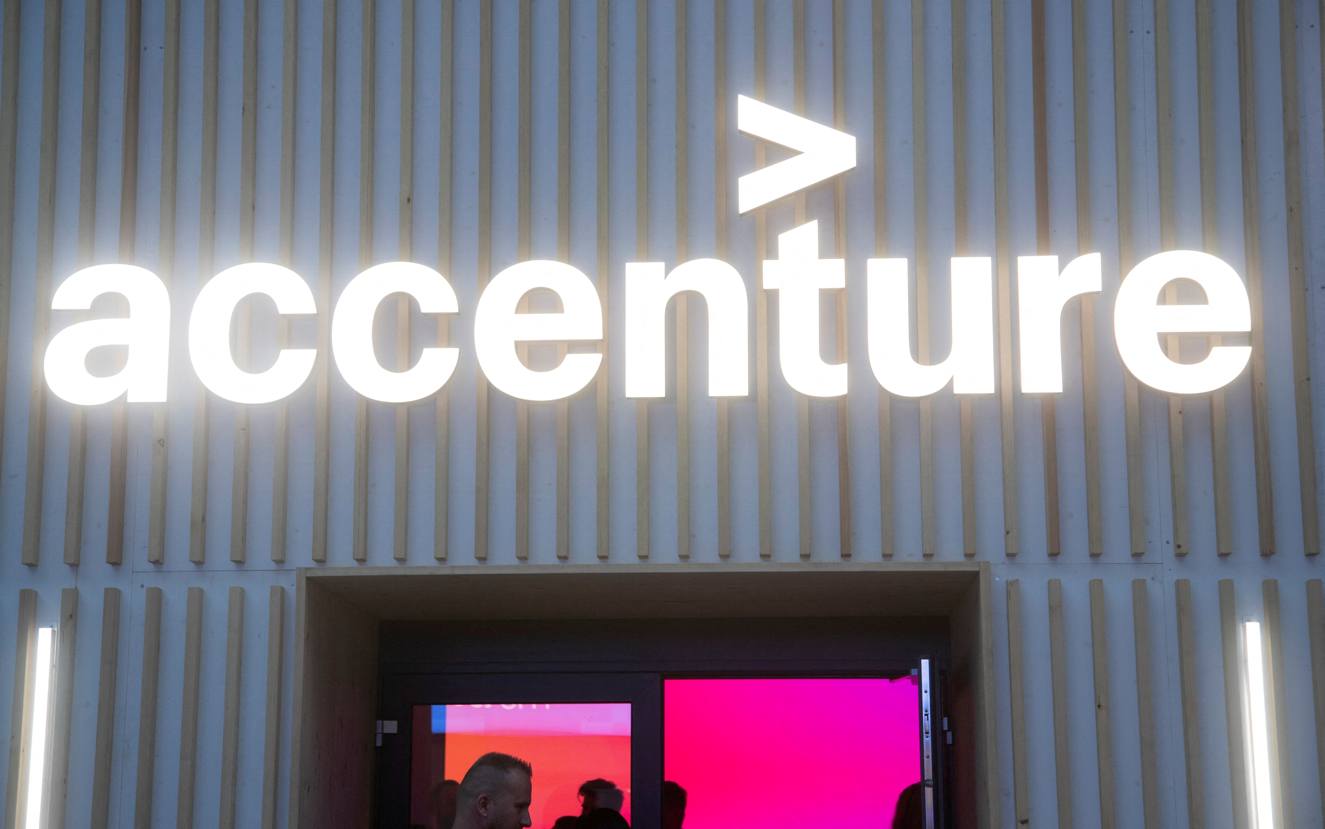 Accenture می گوید که وزارت دادگستری ایالات متحده در حال بررسی خدمات آن به دولت است