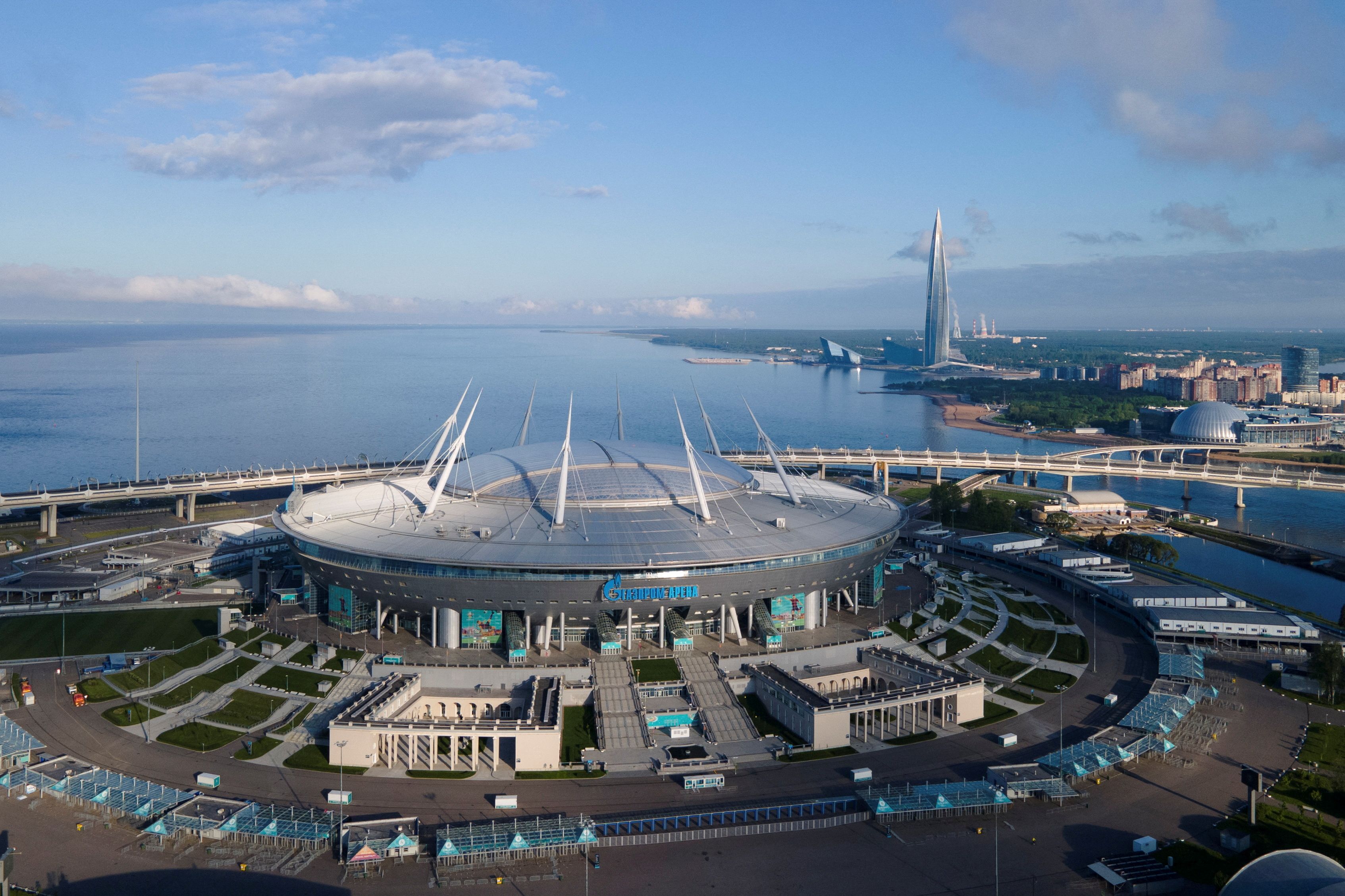 Una vista aérea muestra el estadio de fútbol Gazprom Arena en San Petersburgo, Rusia, el 25 de mayo de 2021. Fotografía tomada con un dron.  REUTERS/Anton Vaganov/Foto de archivo
