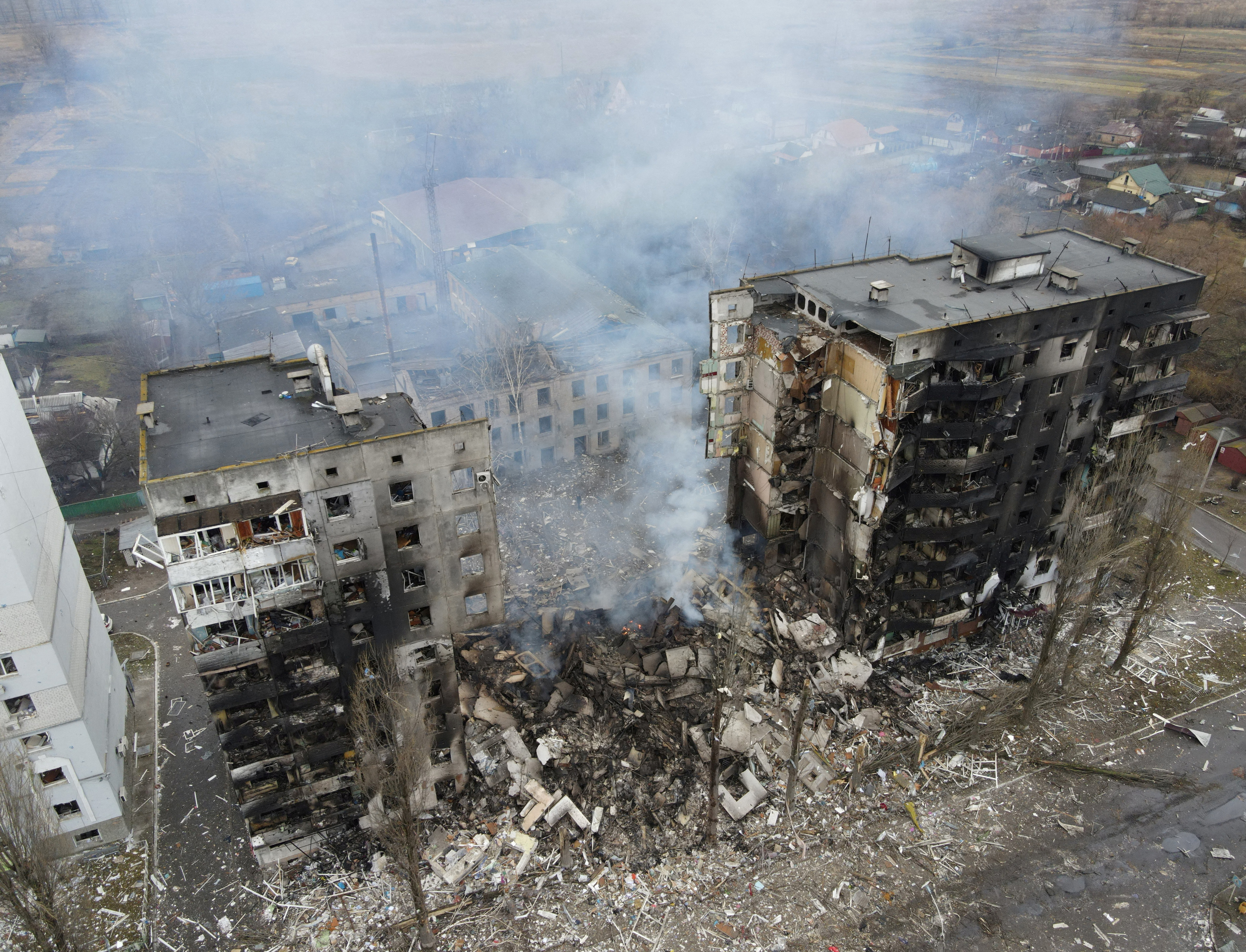 Una vista aérea muestra un edificio residencial destruido por los bombardeos en Borodyanka
