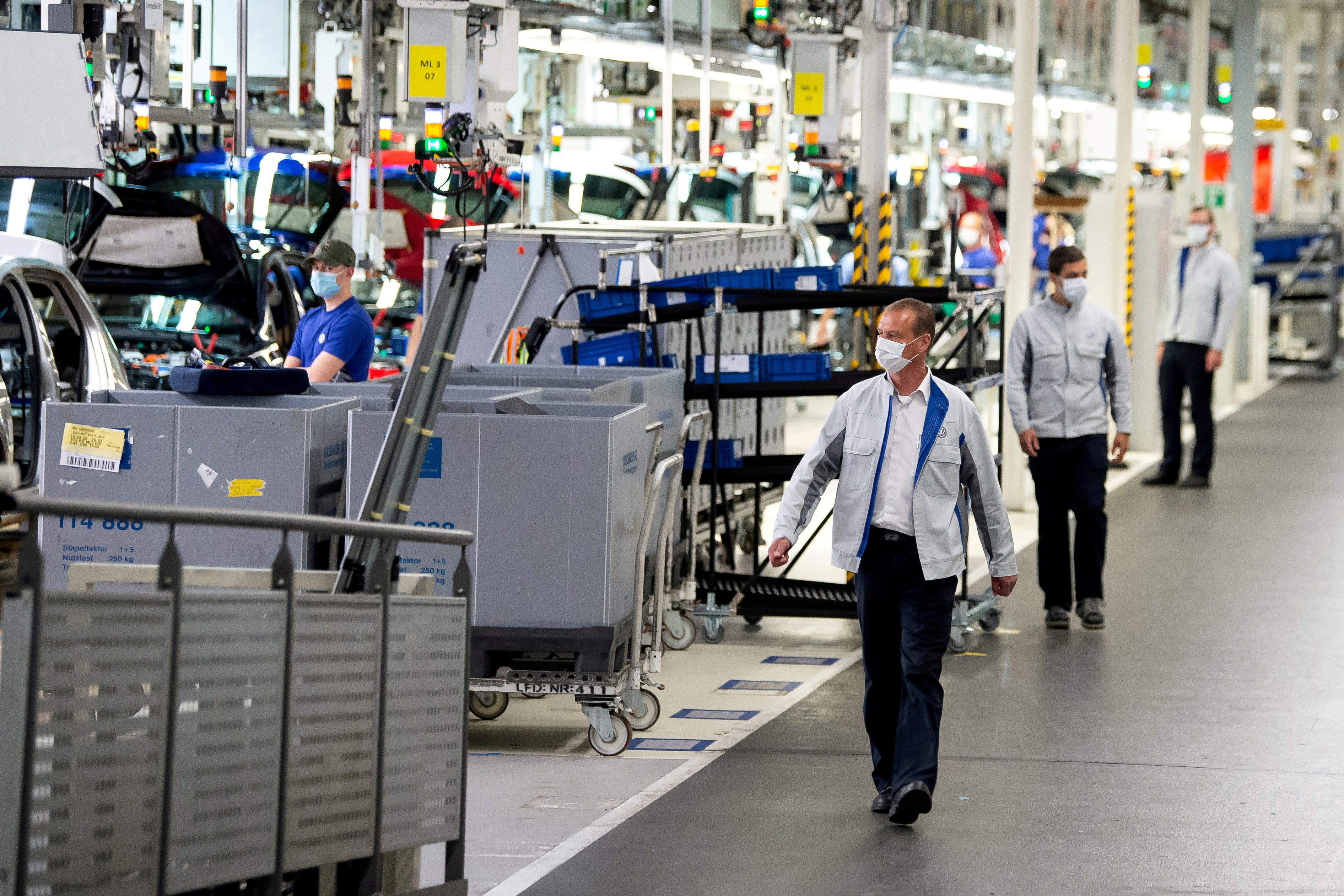 Staff at the Volkswagen assembly line in Wolfsburg, Germany, April 27, 2020. Swen Pfoertner/Pool via REUTERS