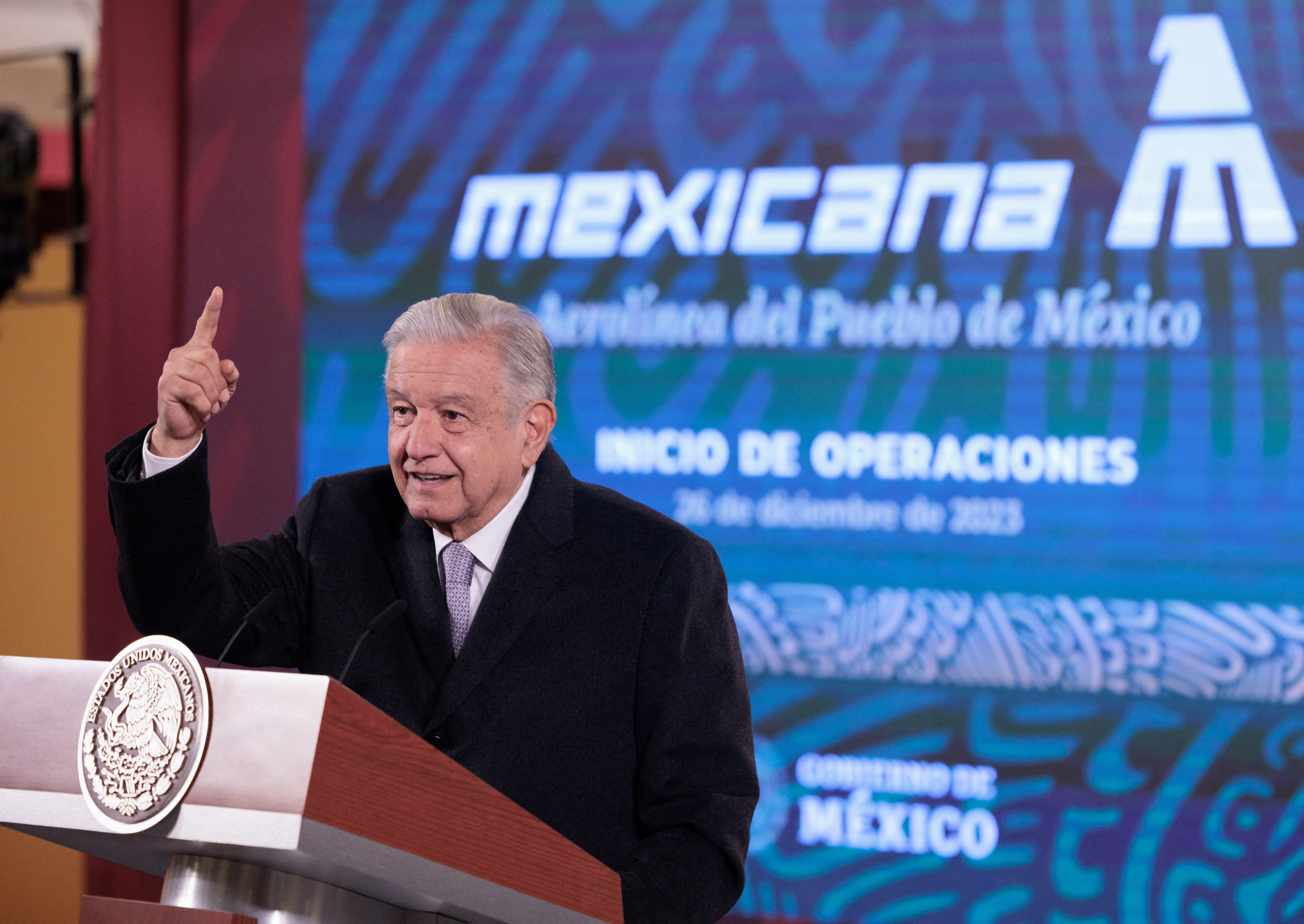 El presidente de México, Andrés Manuel López Obrador, hace gestos durante una conferencia de prensa mientras su gobierno relanza la antigua aerolínea estatal Mexicana de Aviación, en la Ciudad de México.