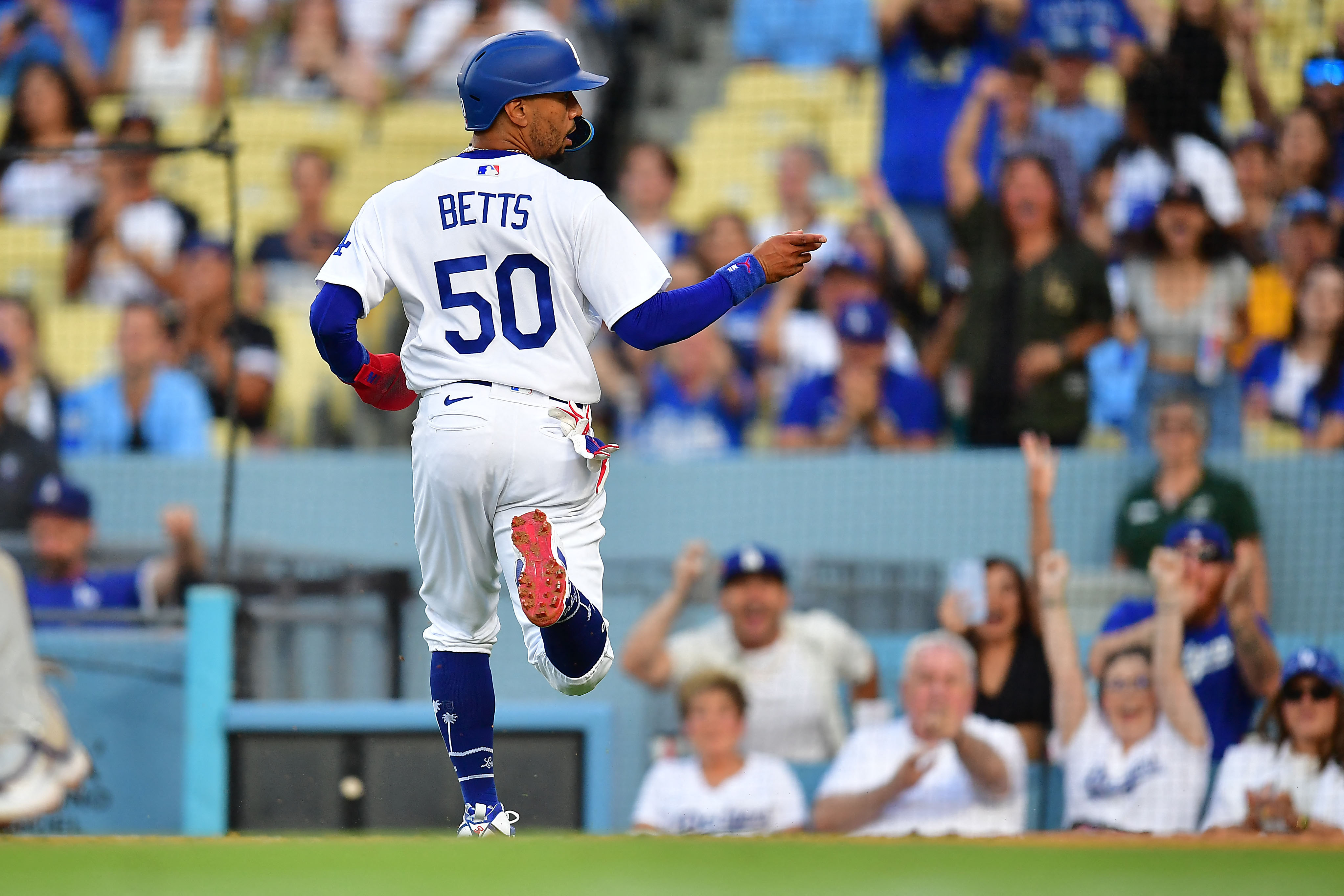 Blue Jays score 3 in 11th to get past Dodgers