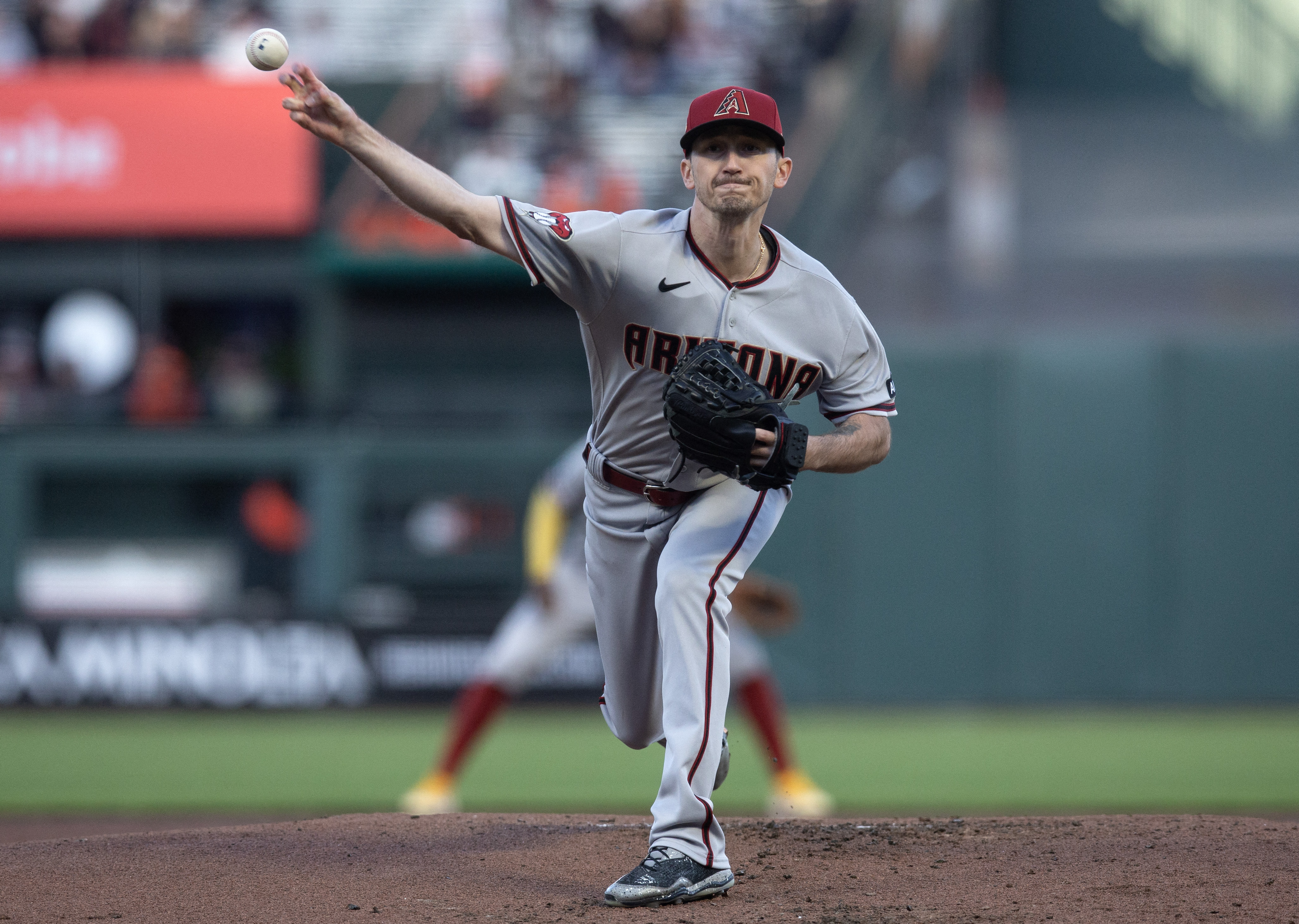 Giants begin series by knocking off West-leading D-backs