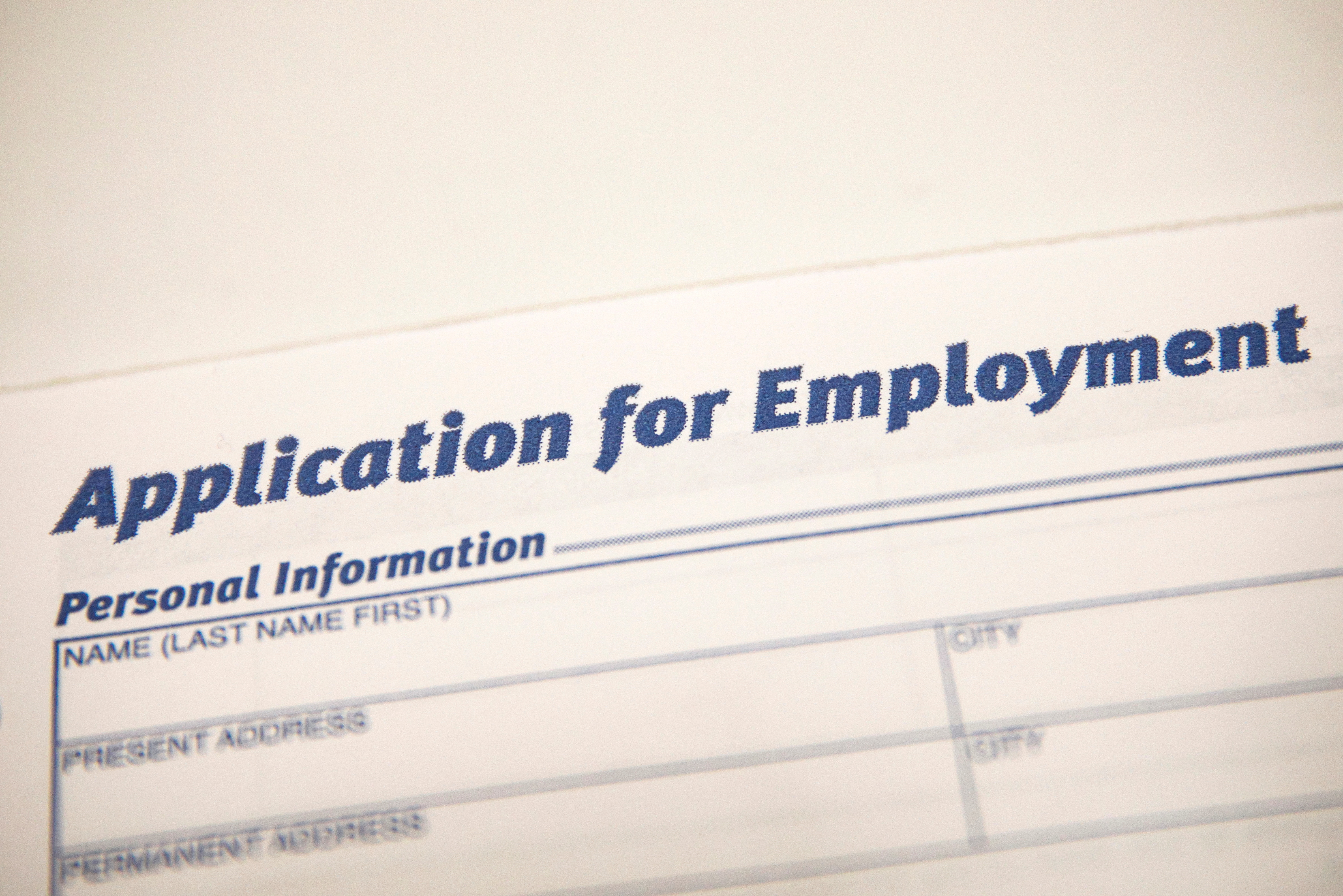 米新規失業保険申請、21万2000件と横ばい　労働市場の堅調さ続く