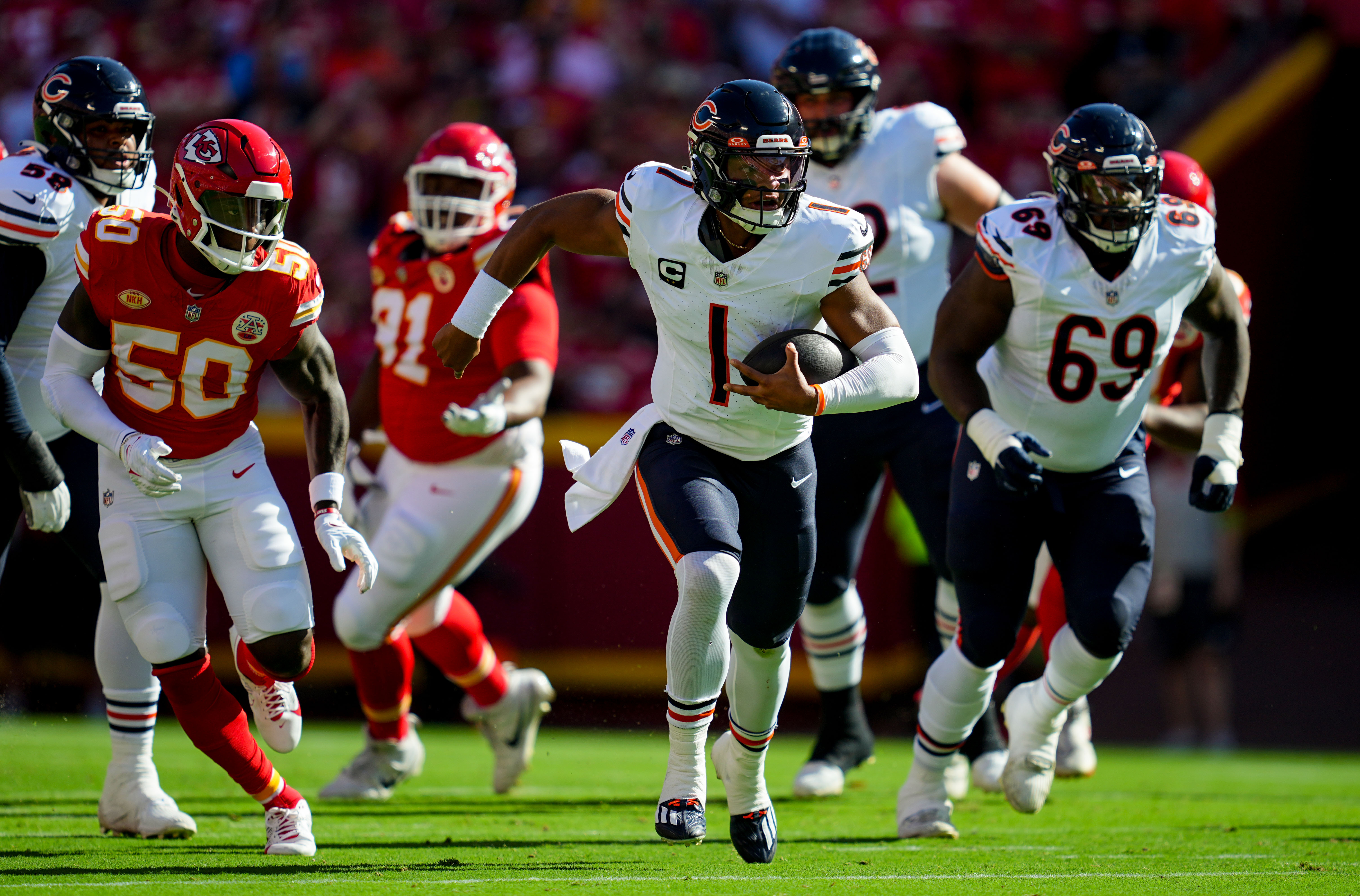 Patrick Mahomes injures right ankle while leading Chiefs to 34-0 halftime  lead vs. Bears; QB returns in third 