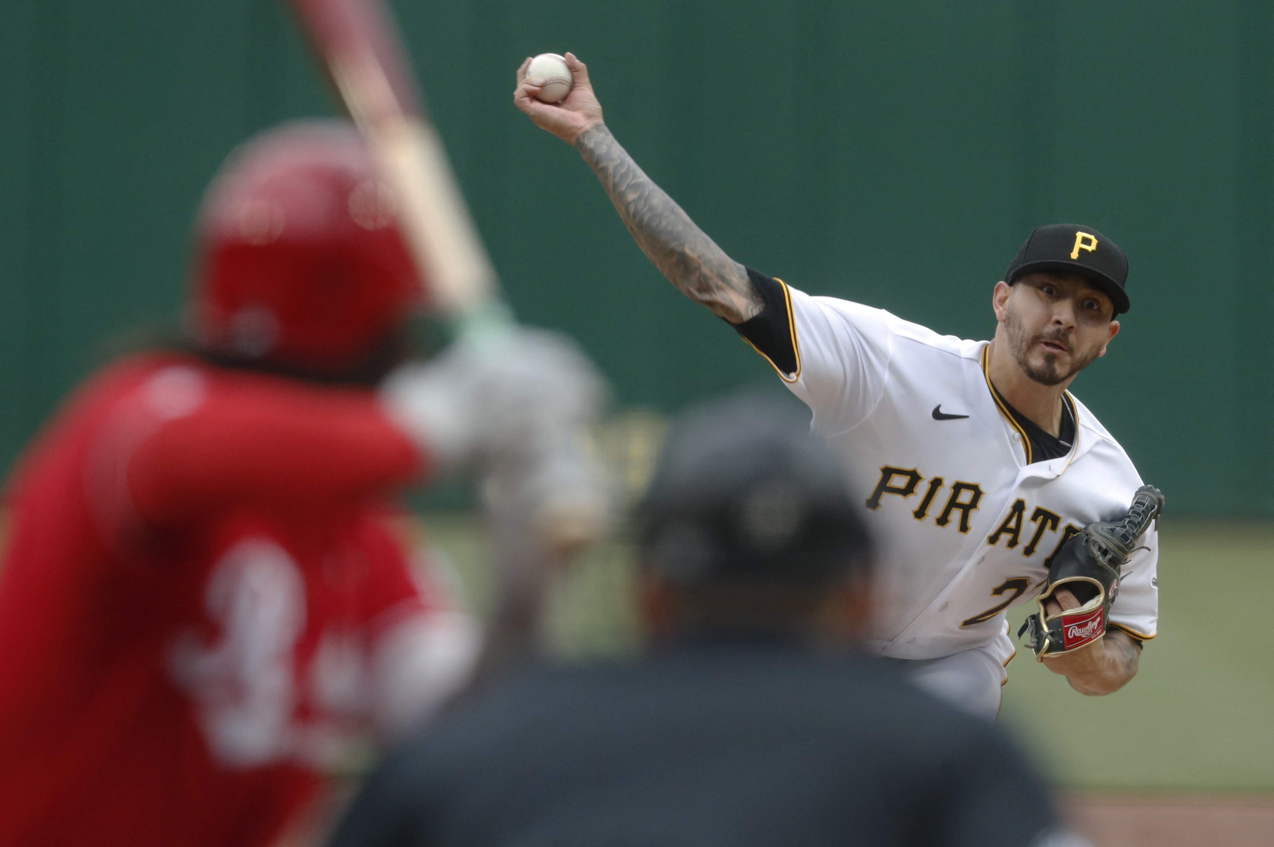 Vince Velasquez strikes out 10 as Pirates sweep Reds for 7th straight win,  move into 1st place