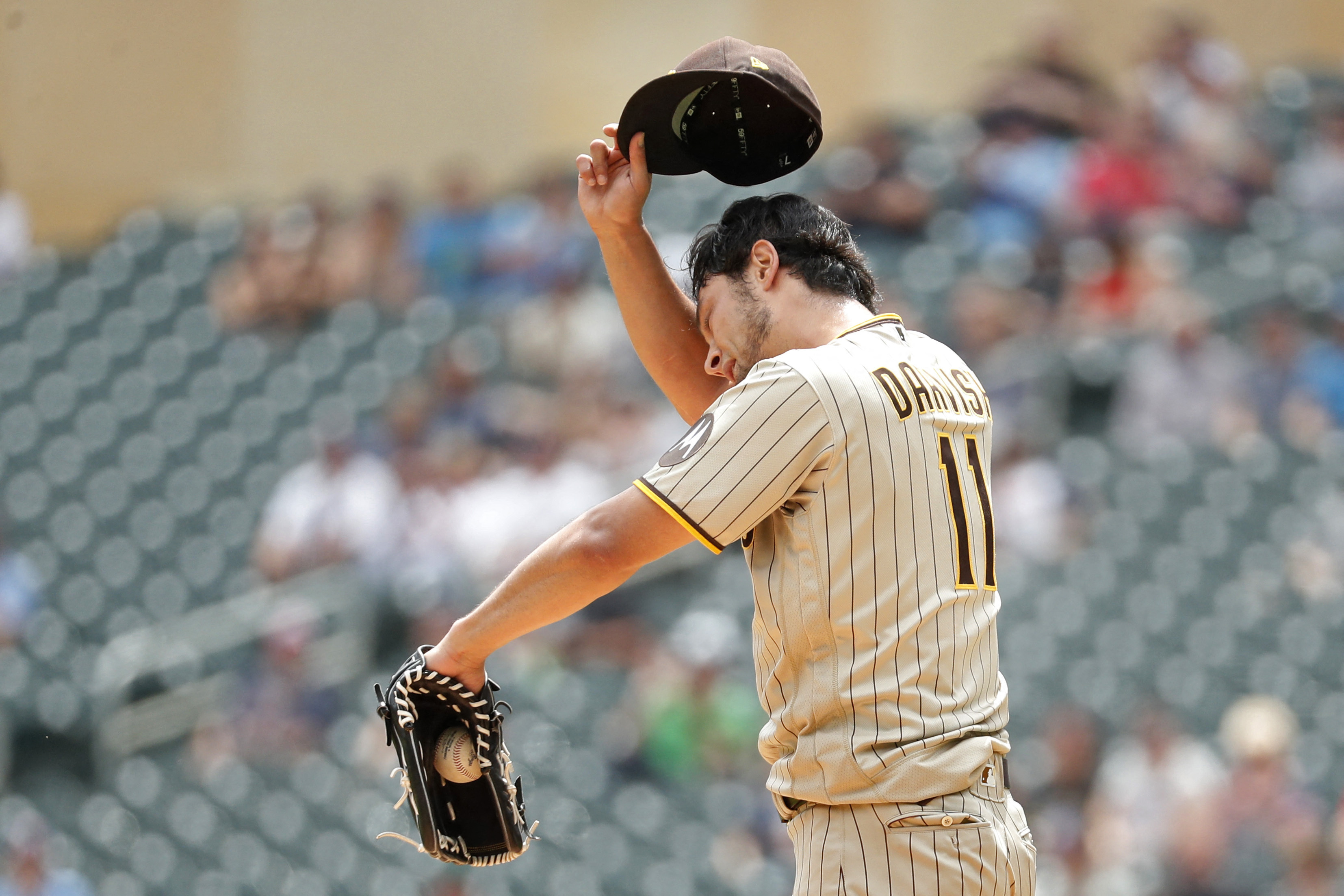 Twins surge past Padres with clutch plays