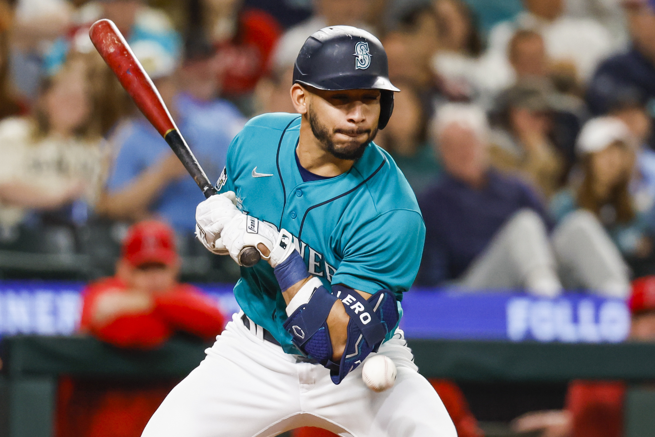 Eugenio Suarez homers in 11th as Mariners top Blue Jays 5-2