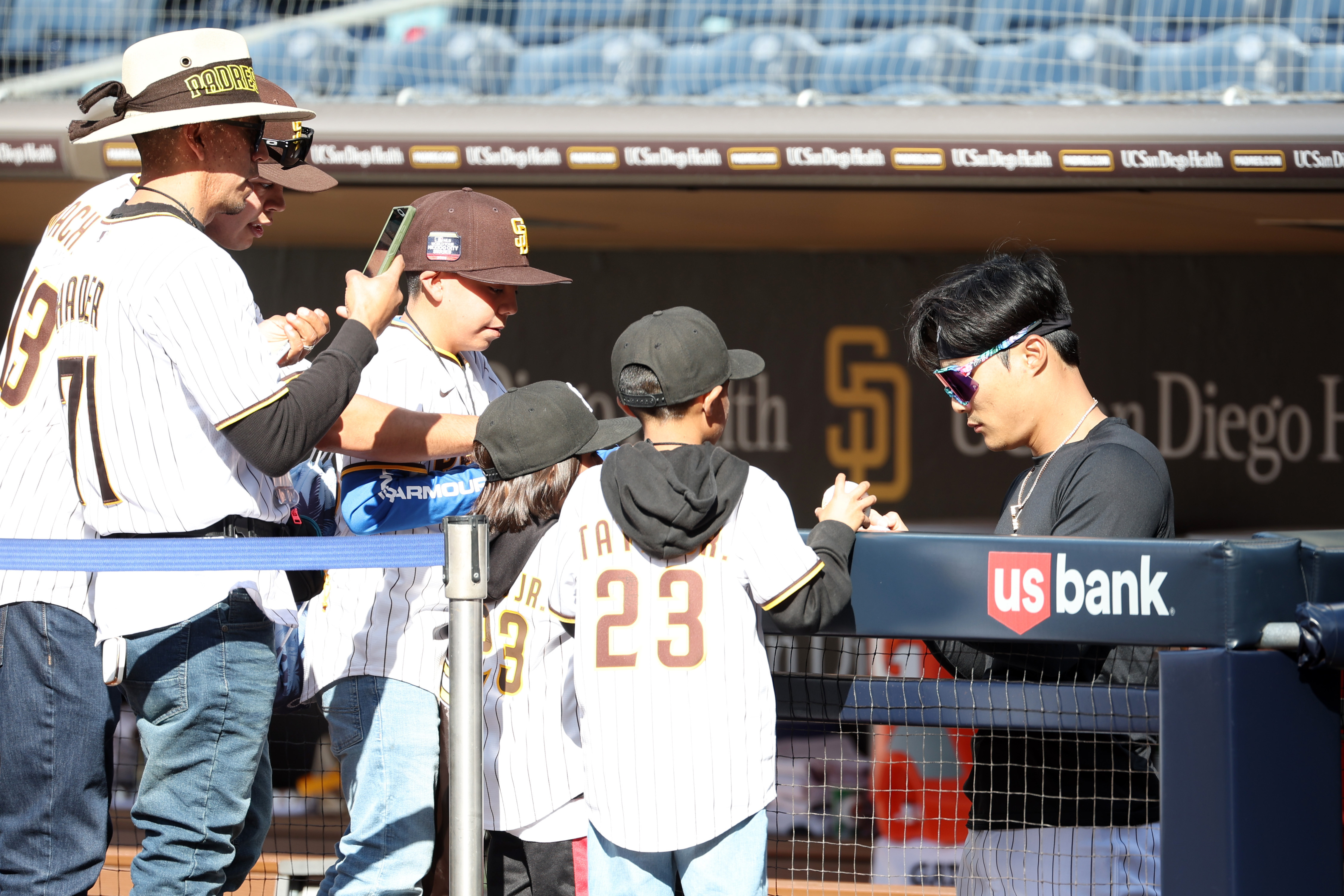 Fernando Tatis Jr. blasts 2 HRs to power Padres past Dodgers