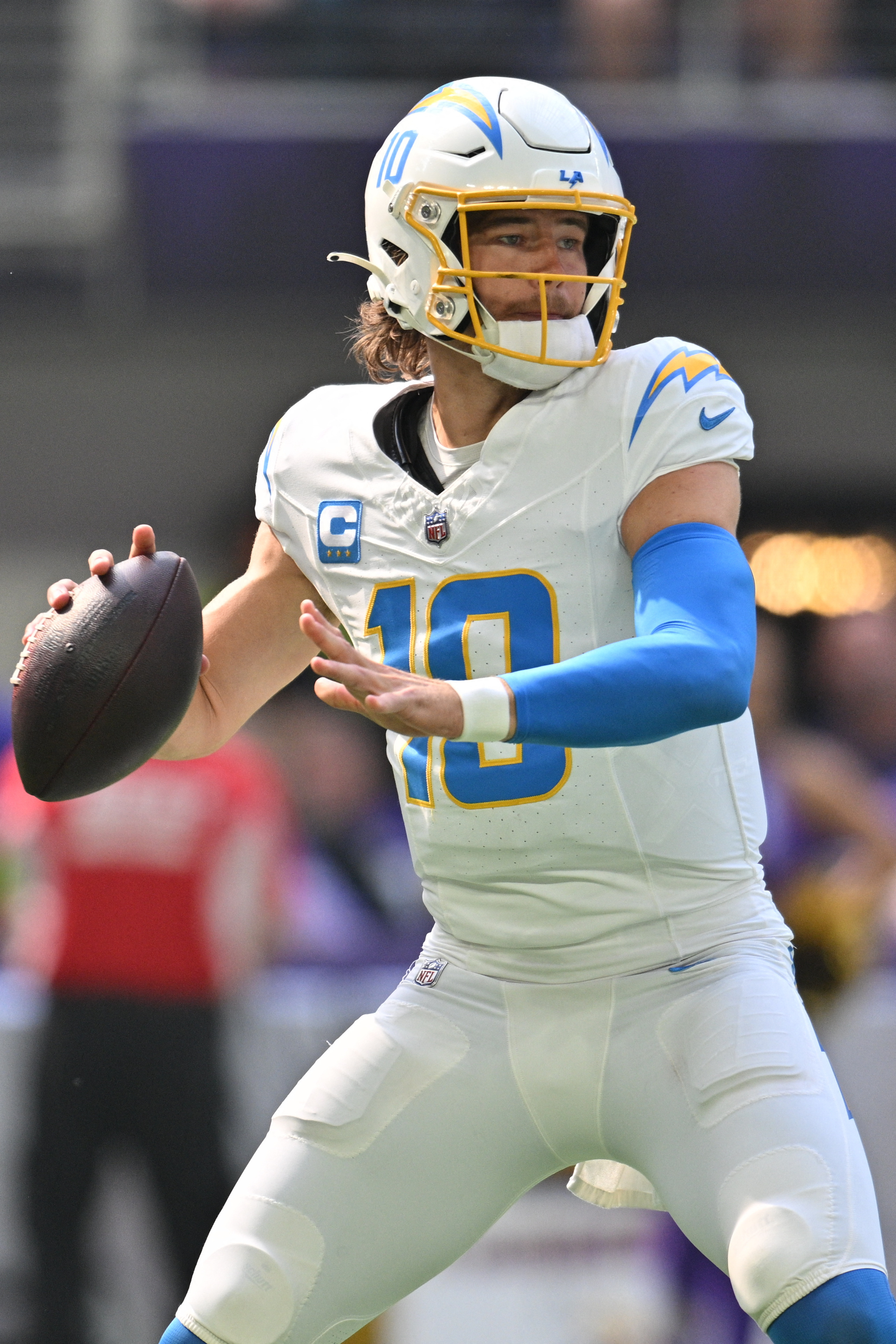 Chargers' Kenneth Murray picks off Kirk Cousins in the end zone to