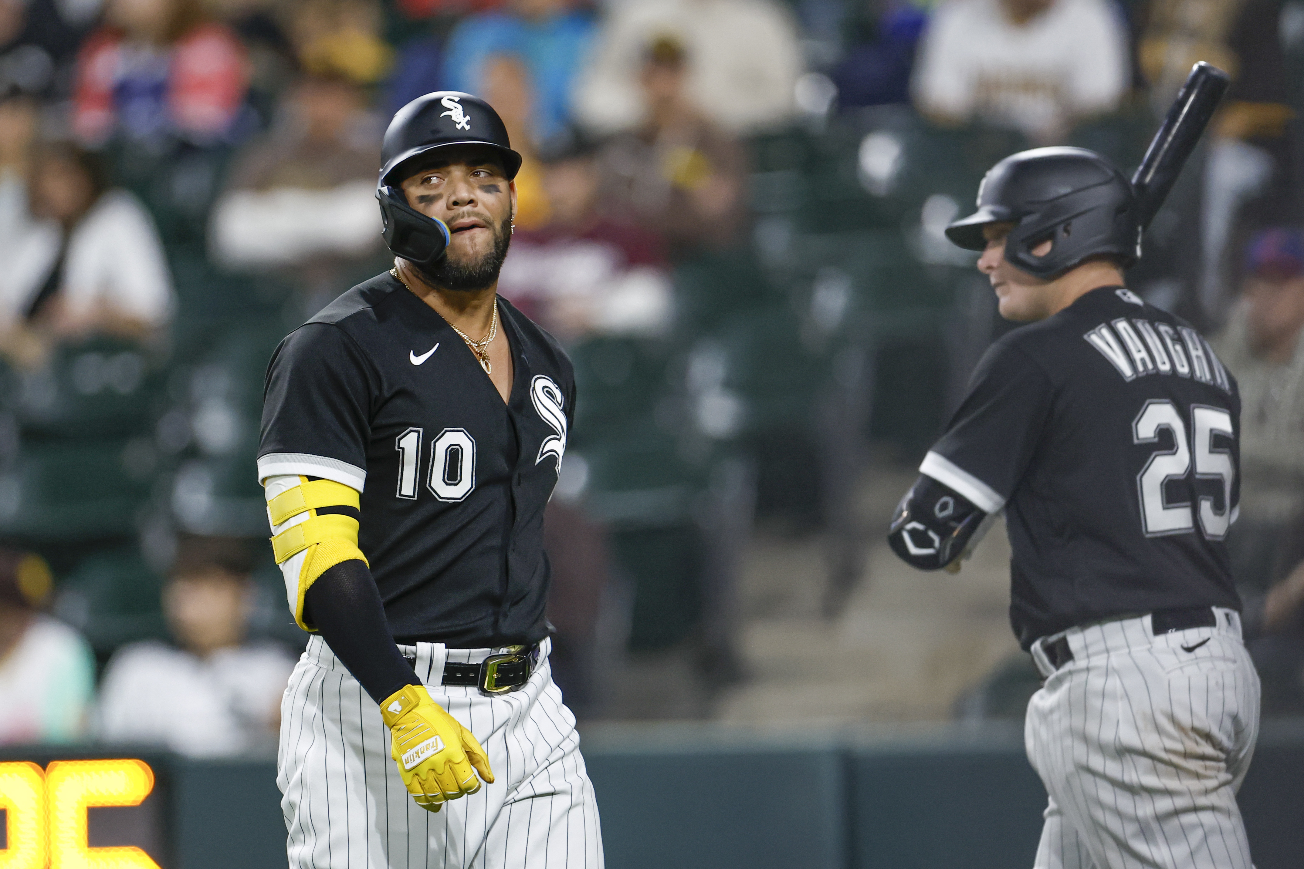 Padres hang on for win over White Sox