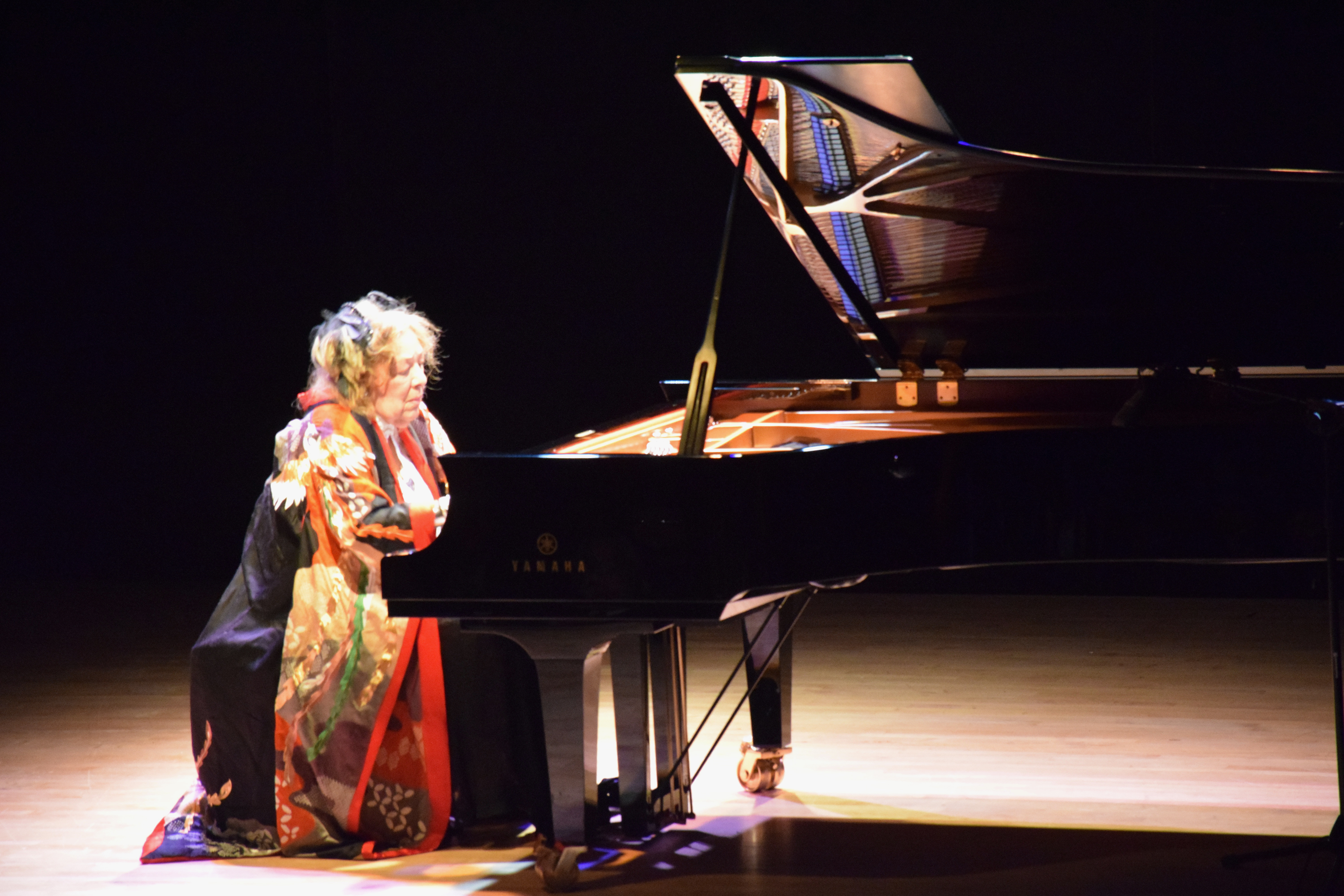 ピアニストのフジコ・ヘミングさん死去、92歳 「奇蹟のカンパネラ」 | ロイター