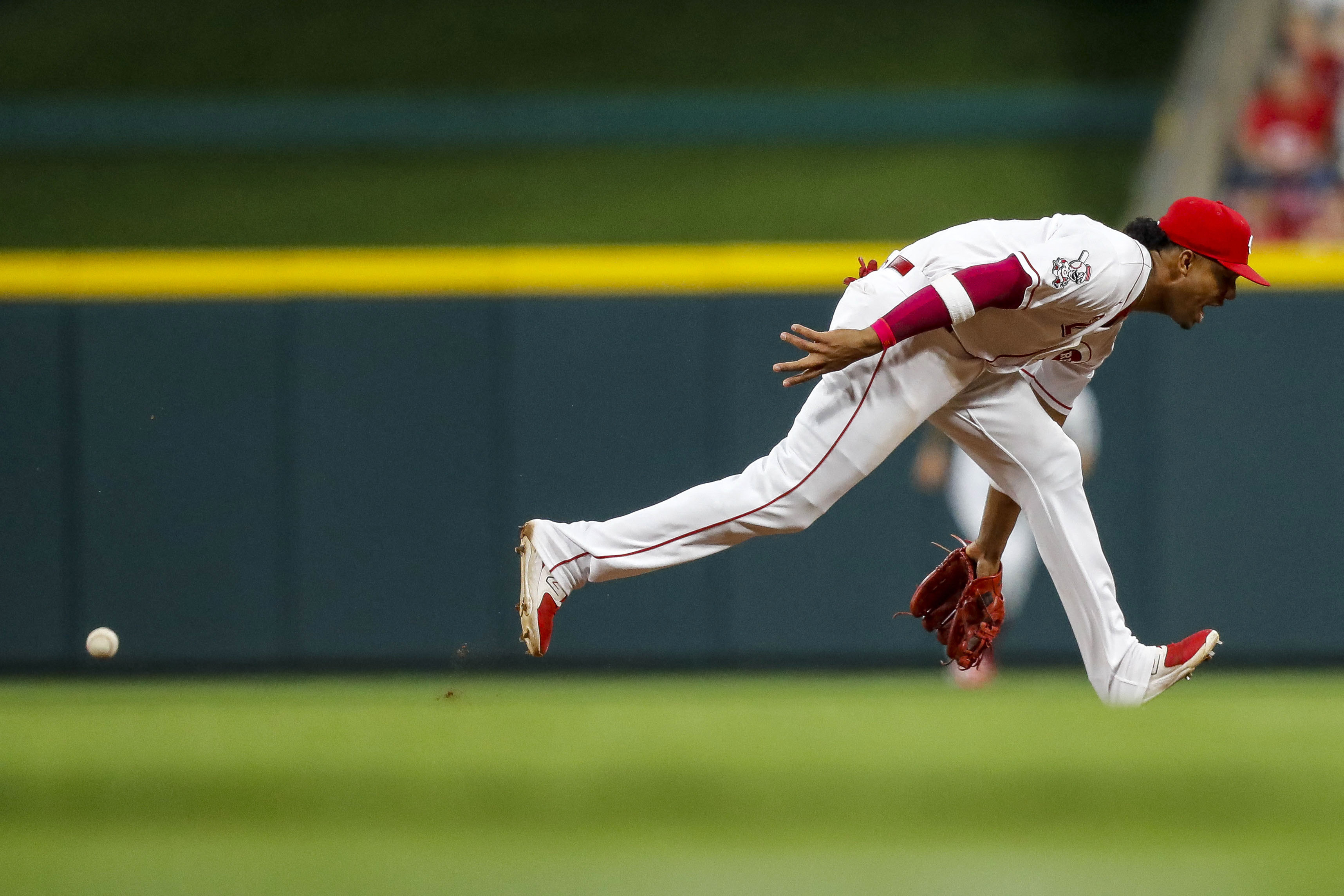 Phillies end 3-game skid by routing Reds