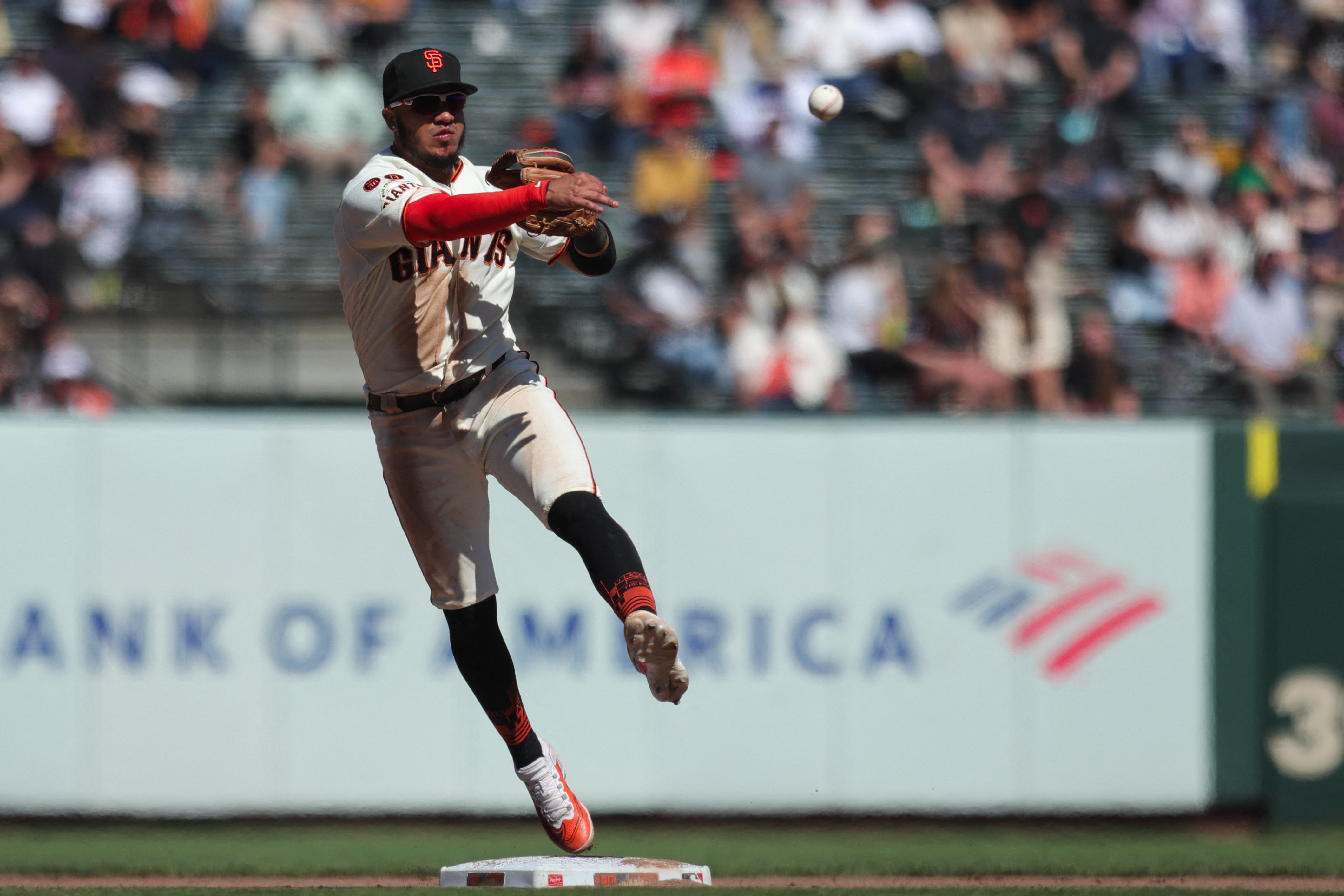 Giants rally late, edge Guardians in 10th