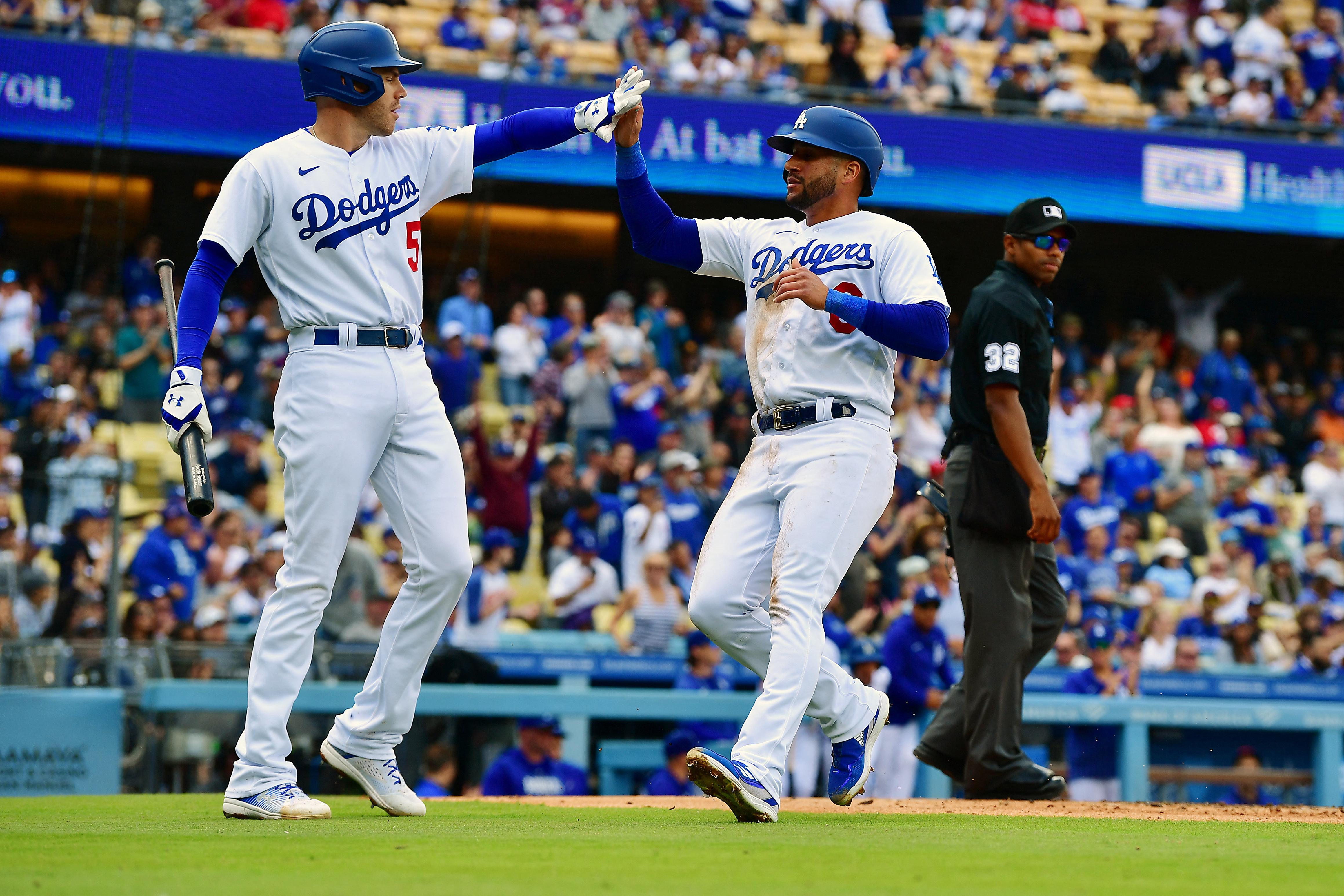 Muncy's walk-off slam gives Dodgers 10-6 win over Phillies