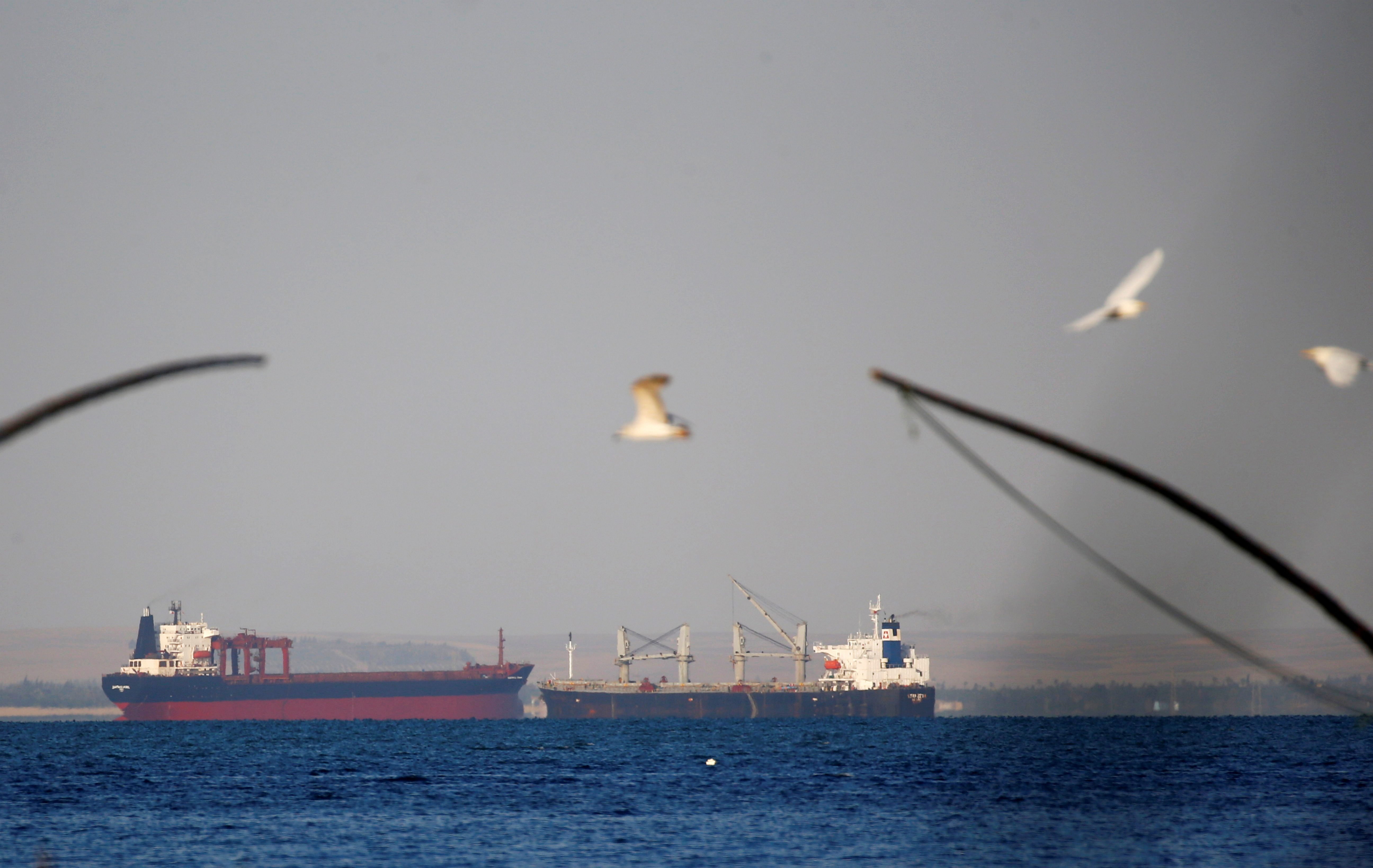 Tàu container băng qua Vịnh Suez hướng tới Biển Đỏ trước khi vào Kênh đào Suez, gần thành phố cảng Ismailia, phía đông bắc Cairo