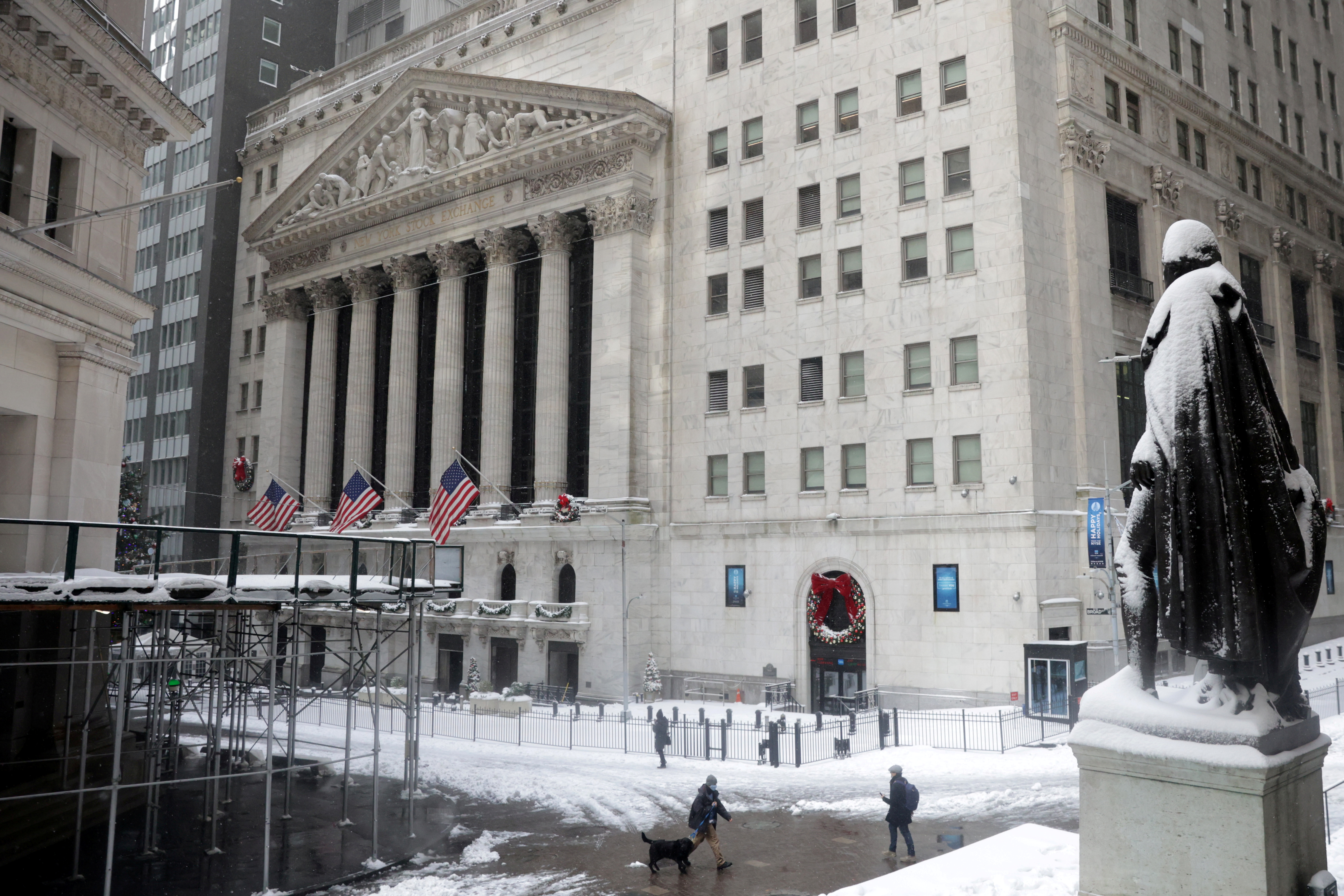 View of the NYSE building during snowfall in the Financial District of Manhattan, New York City, New York, U.S., December 17, 2020. REUTERS/Jeenah Moon