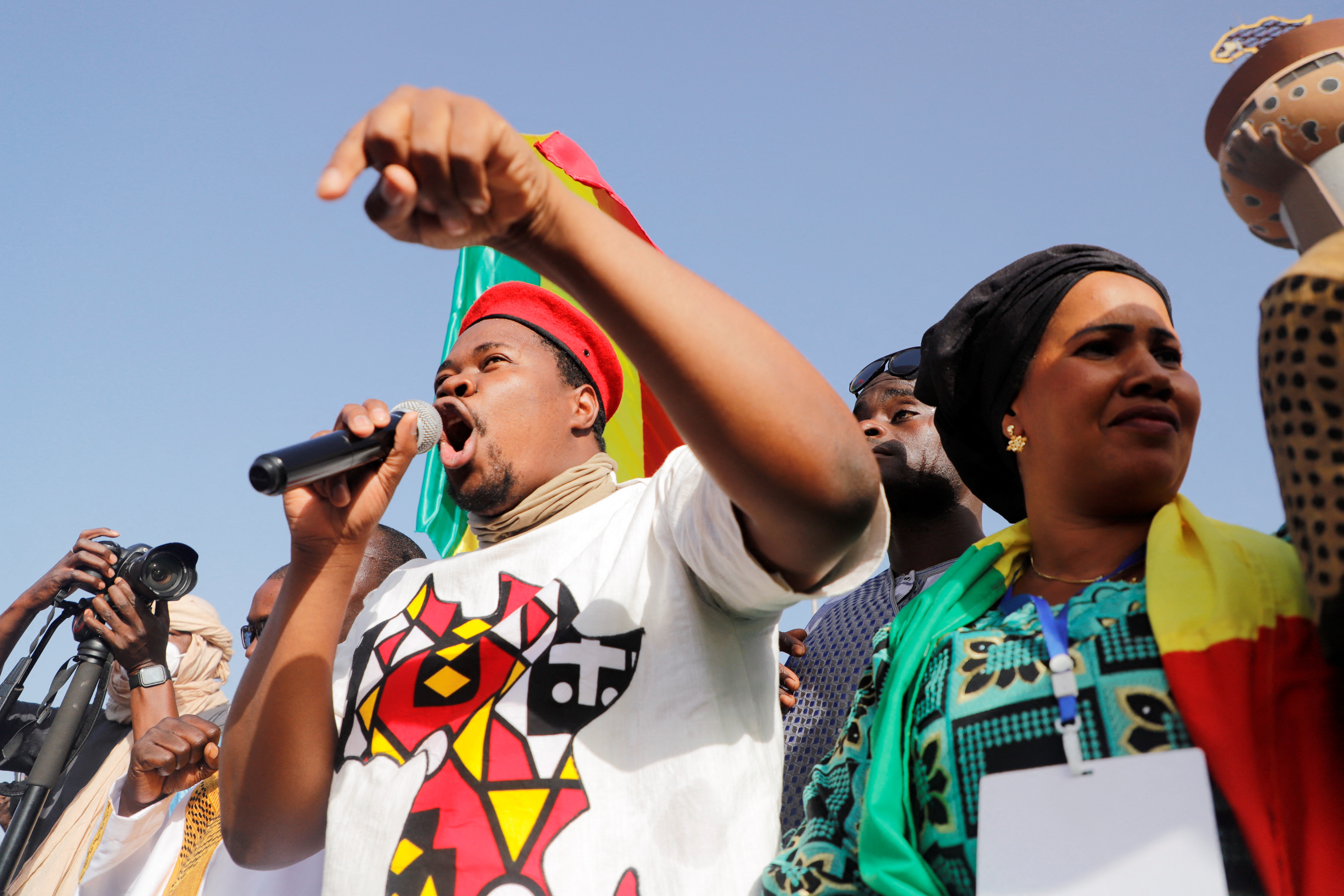 Thousands take to the streets of Bamako in anti-French protest