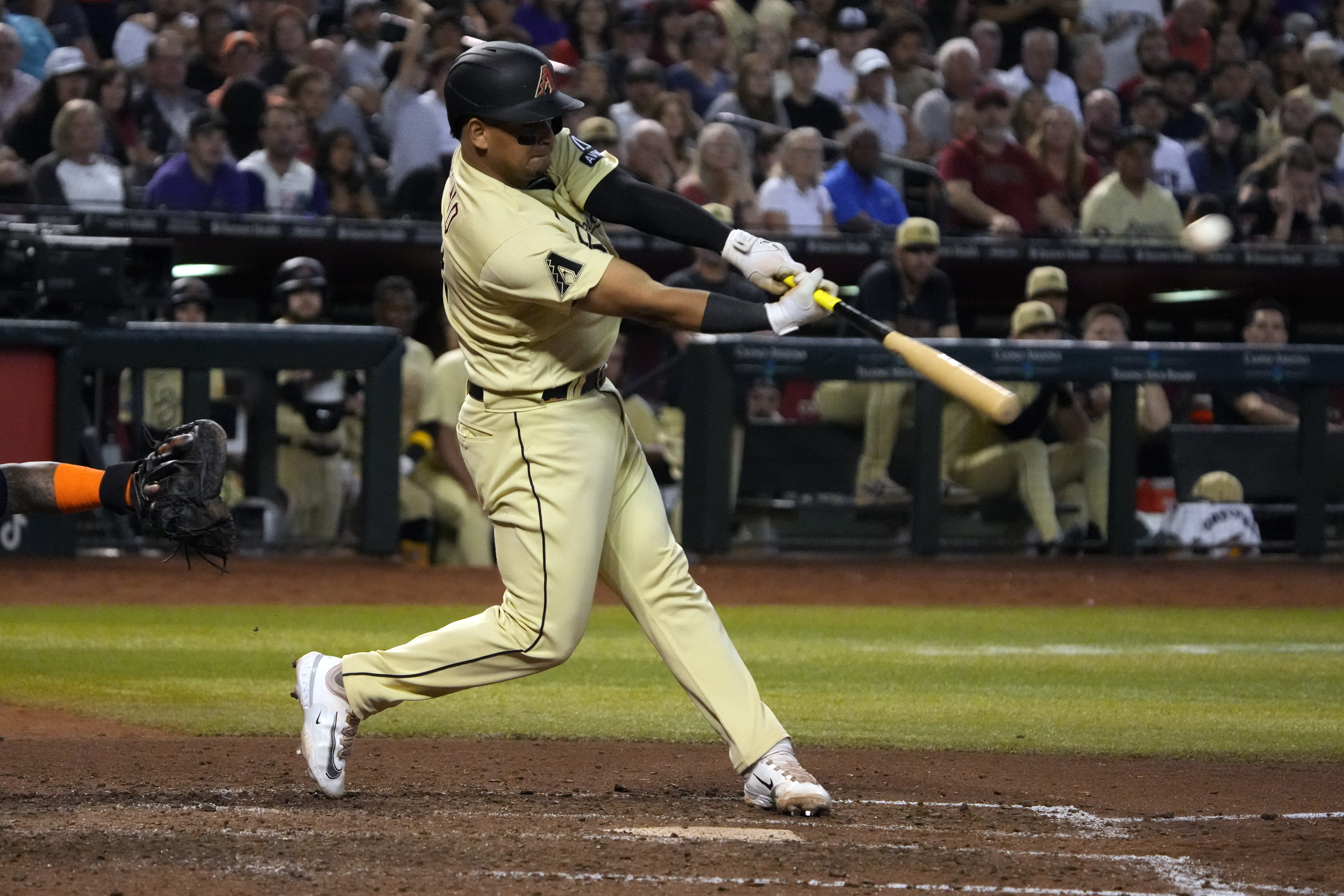 Astros keep pace with tight win over D-backs