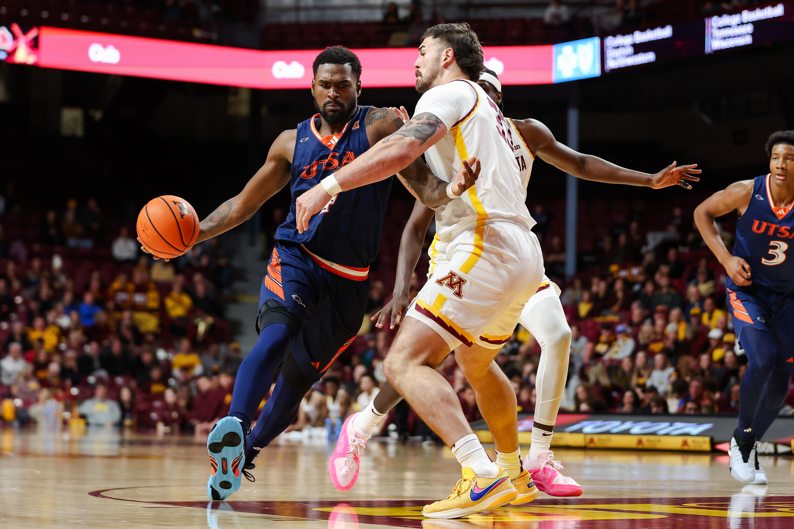 Cam Christie leads Minnesota to easy win vs. UTSA in college debut