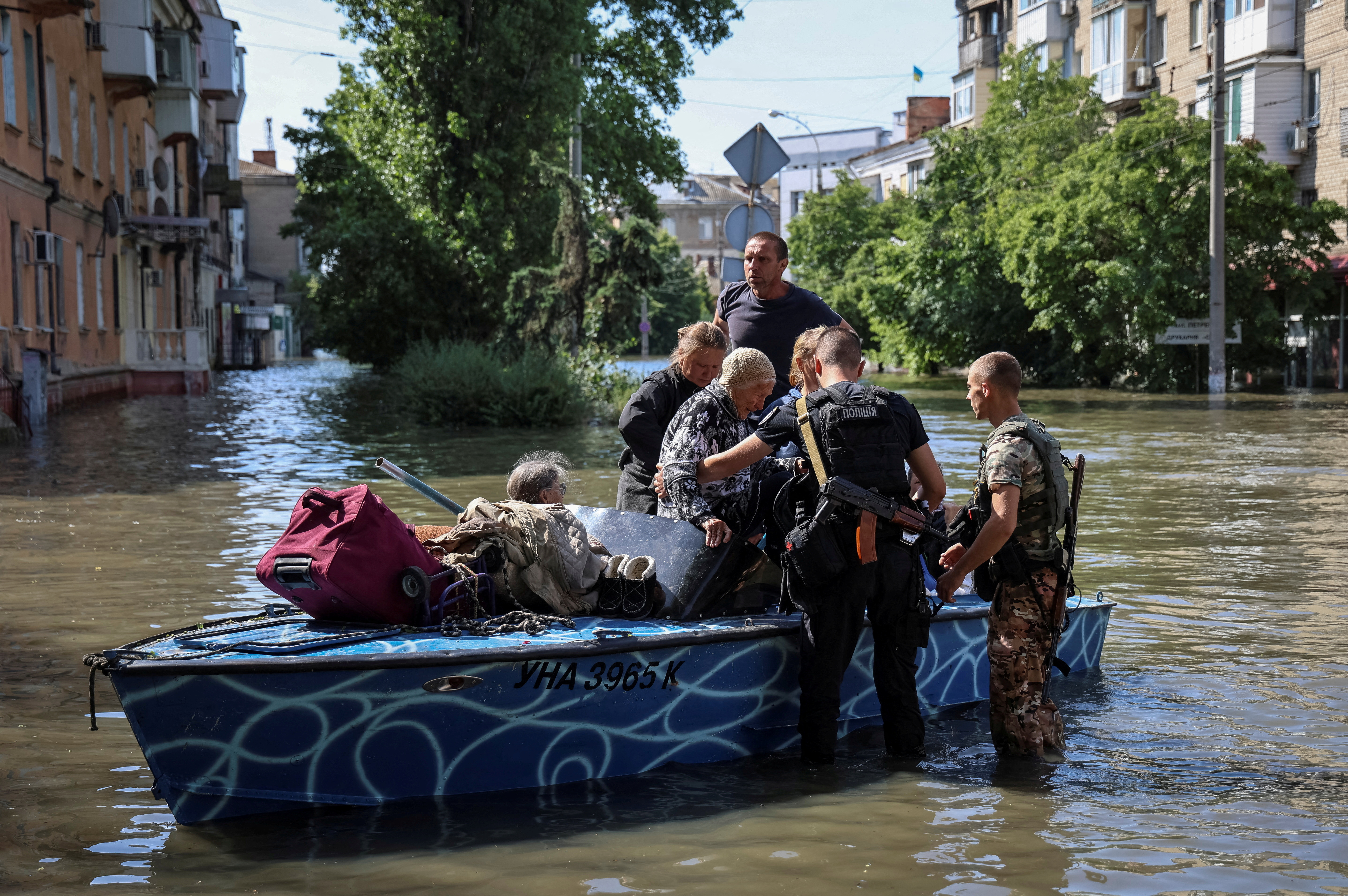 In shadow of war, Ukrainians flee towns submerged by dam burst - June ...