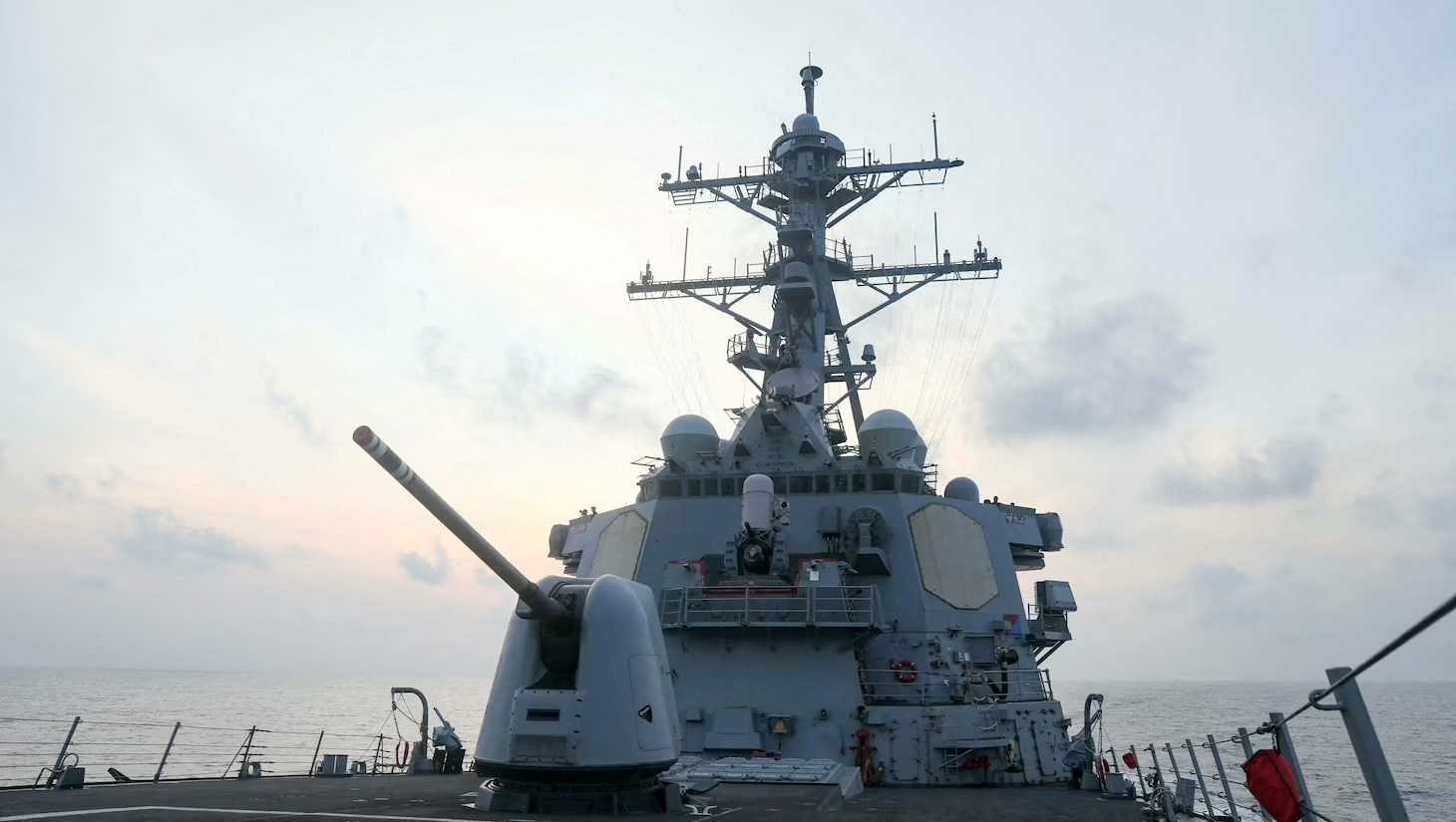 El destructor de misiles guiados de la clase Arleigh Burke USS Milius realiza operaciones en curso, en un lugar no revelado en el Mar de China Meridional.