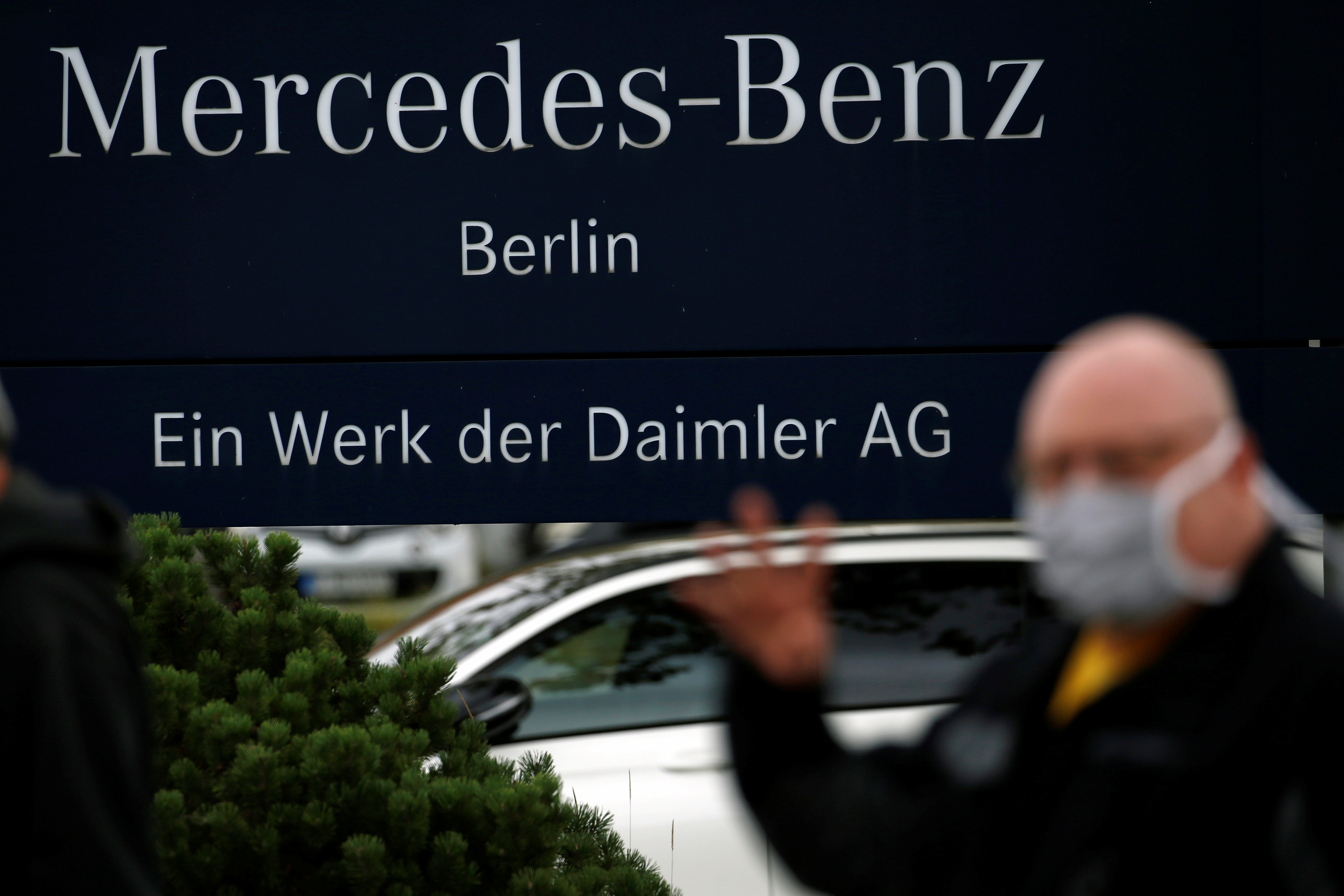 A Daimler AG employee arrives for a meeting at the Mercedes-Benz Plant at Marienfelde in Berlin. REUTERS/Michele Tantussi