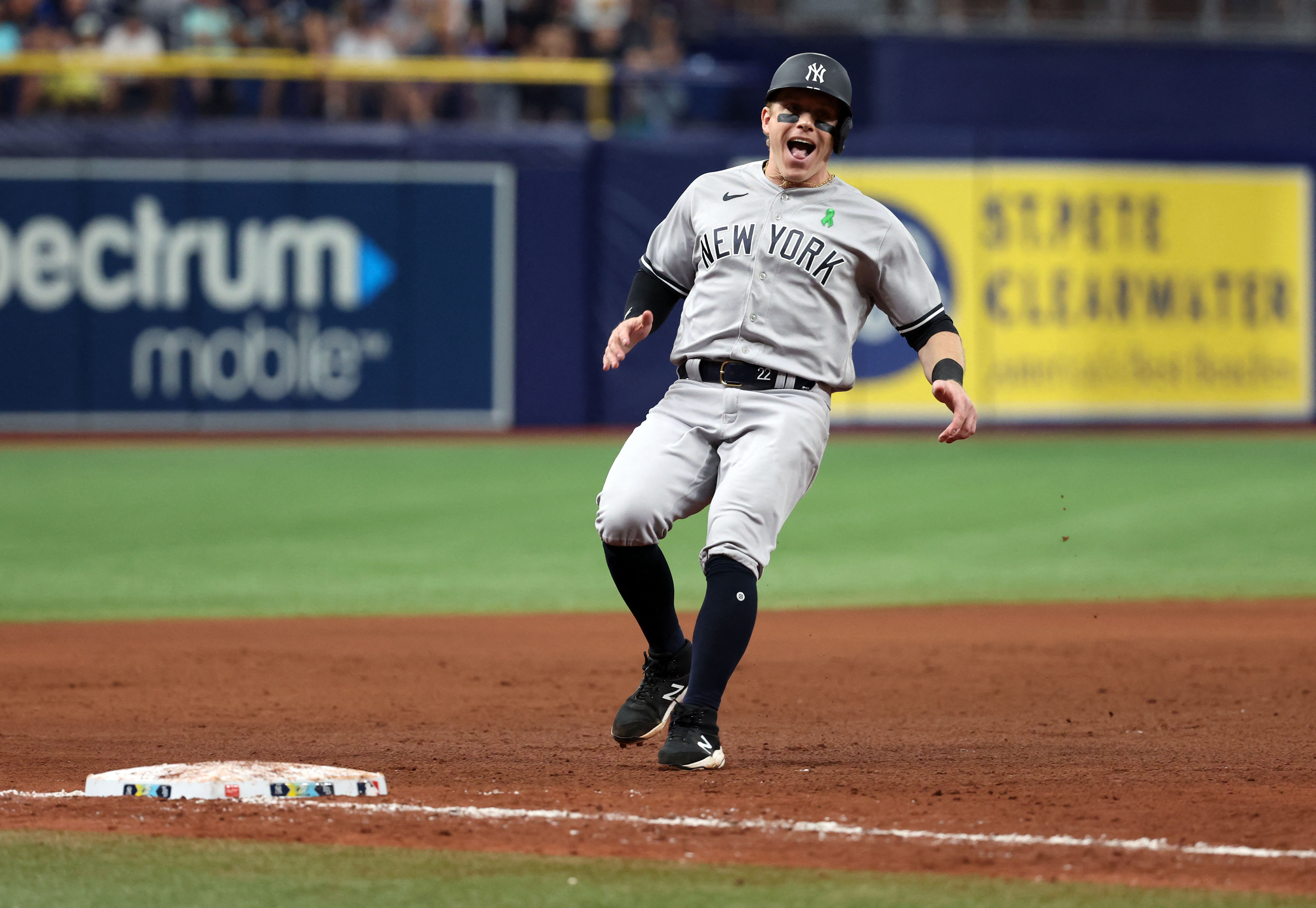 Yankees score 3 runs in 8th inning to end Rays' win streak