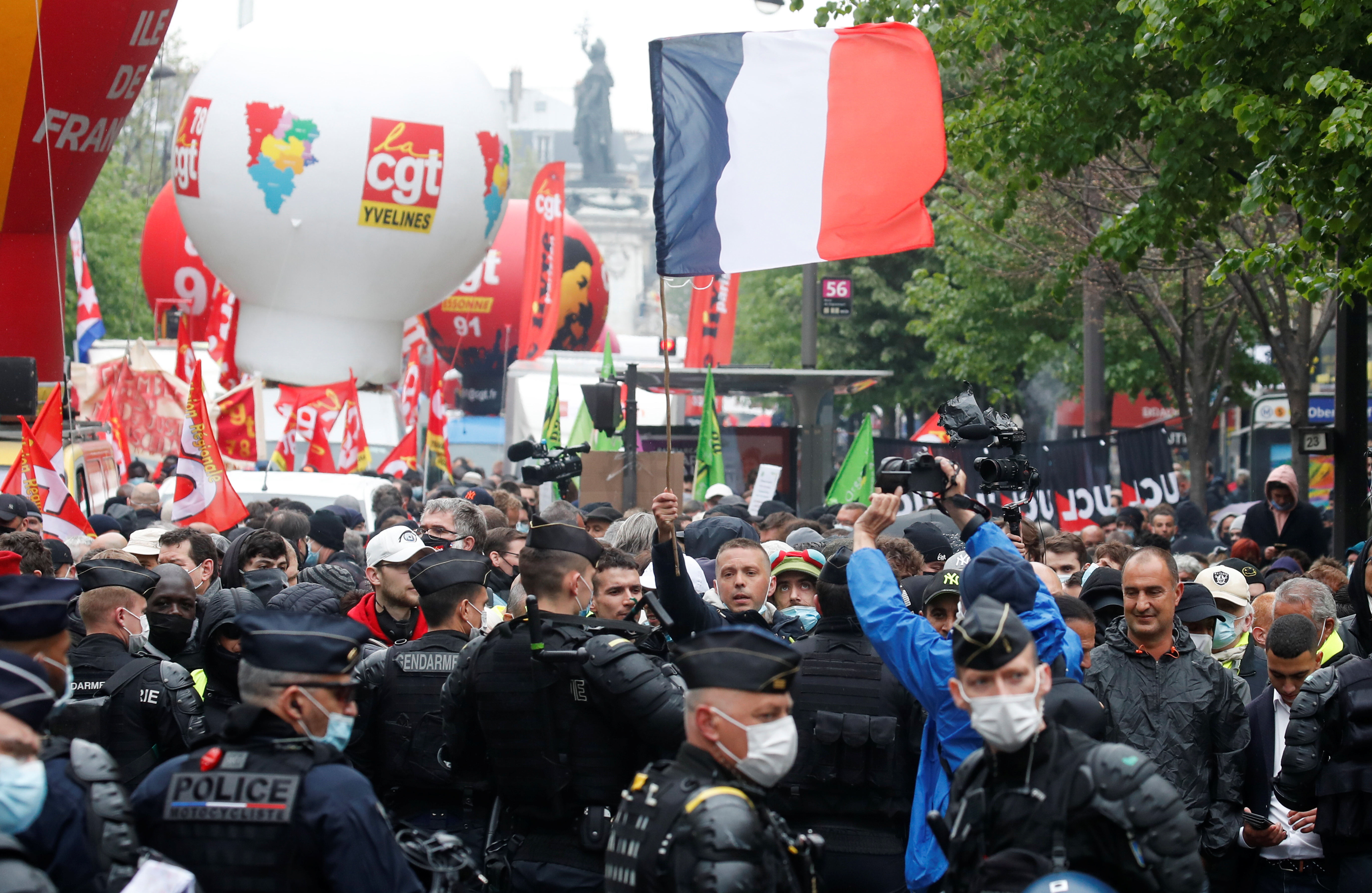 Демонстрация во франции. Первомайская демонстрация во Франции. Париж Первомай. Демонстрации в Париже. Разгон Первомайской демонстрации в Париже.