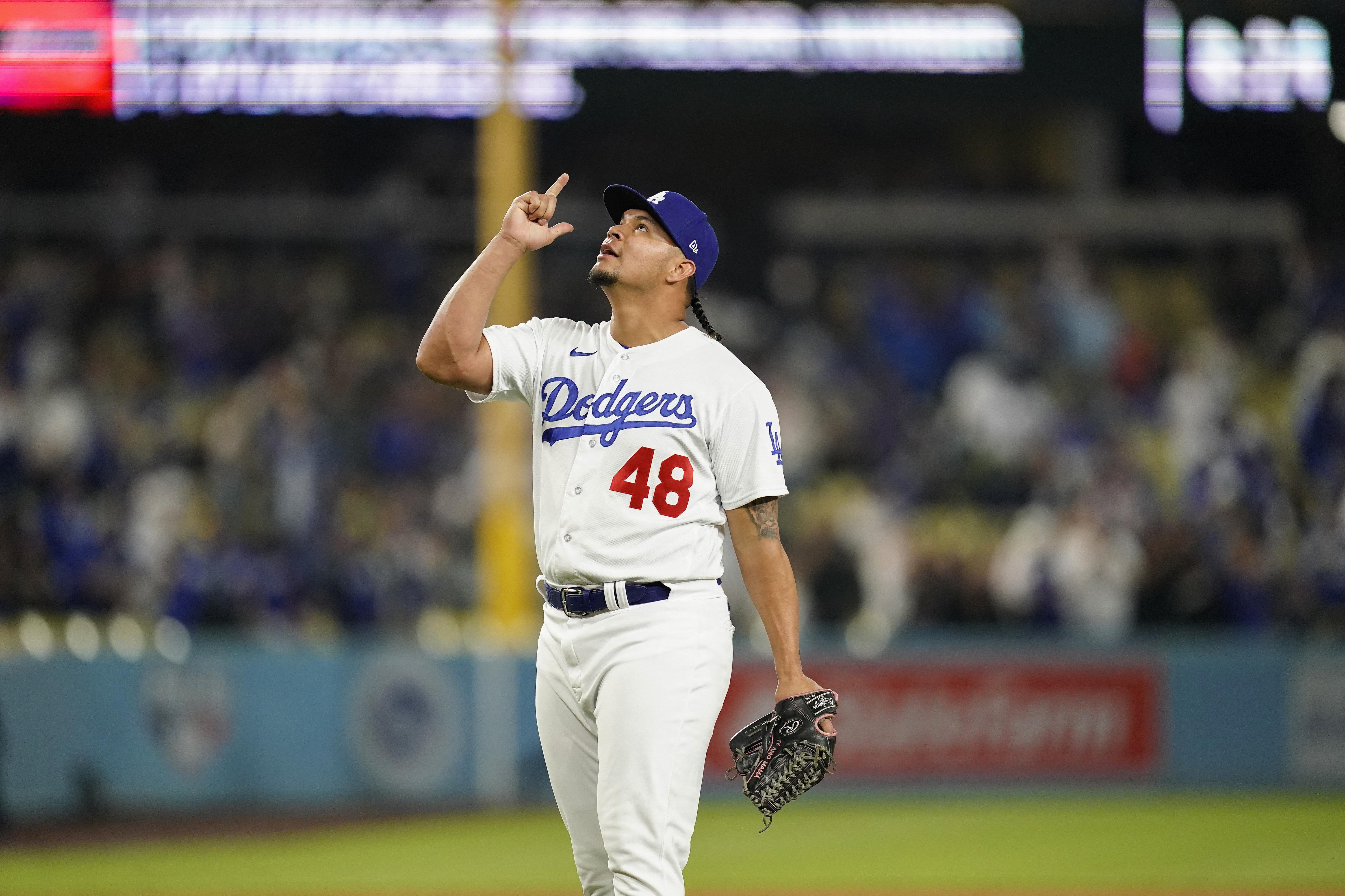 Clayton Kershaw carves up Cardinals in Dodgers' 1-0 win