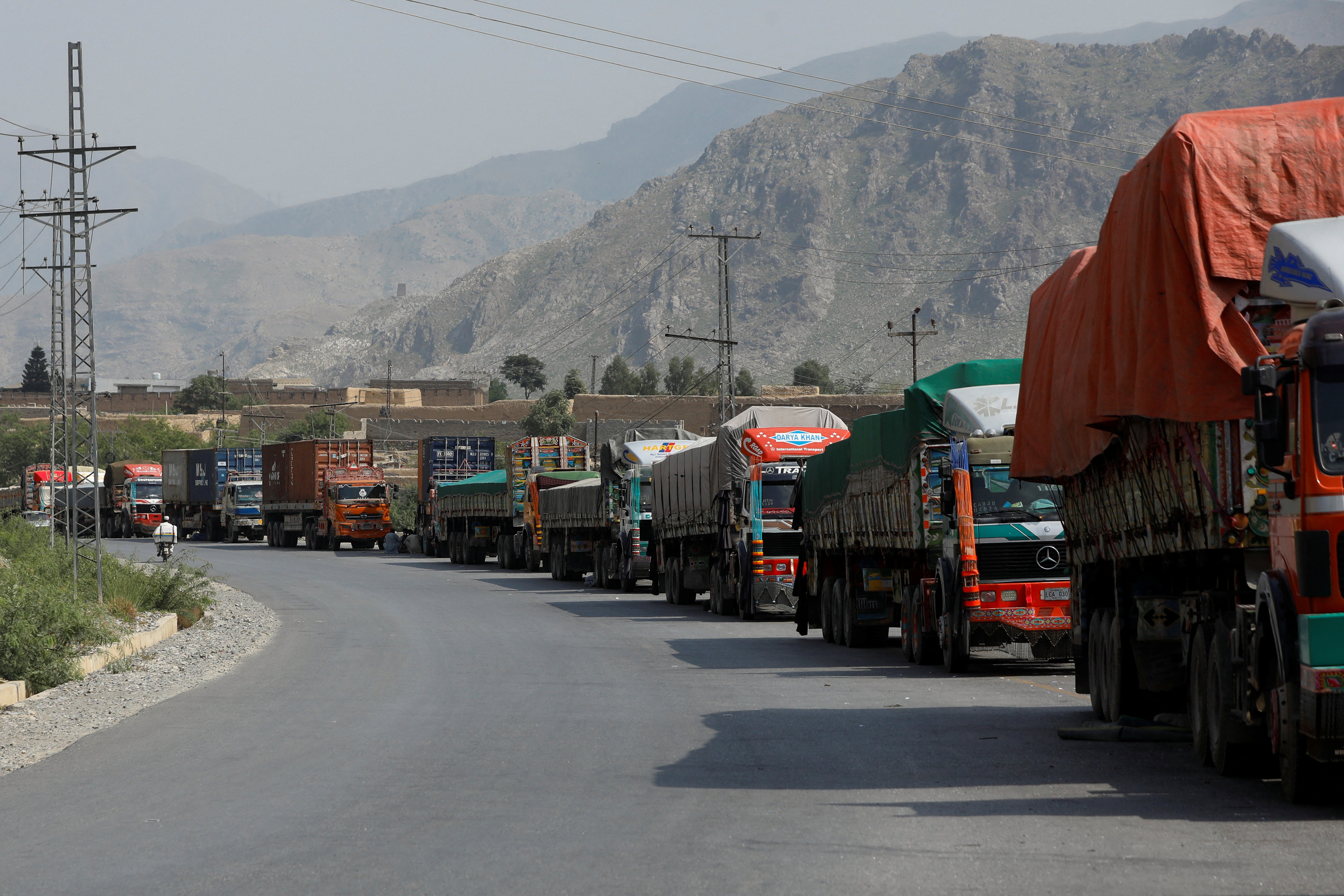 Main Pakistan-Afghan border crossing closed for second day after clashes |  Reuters