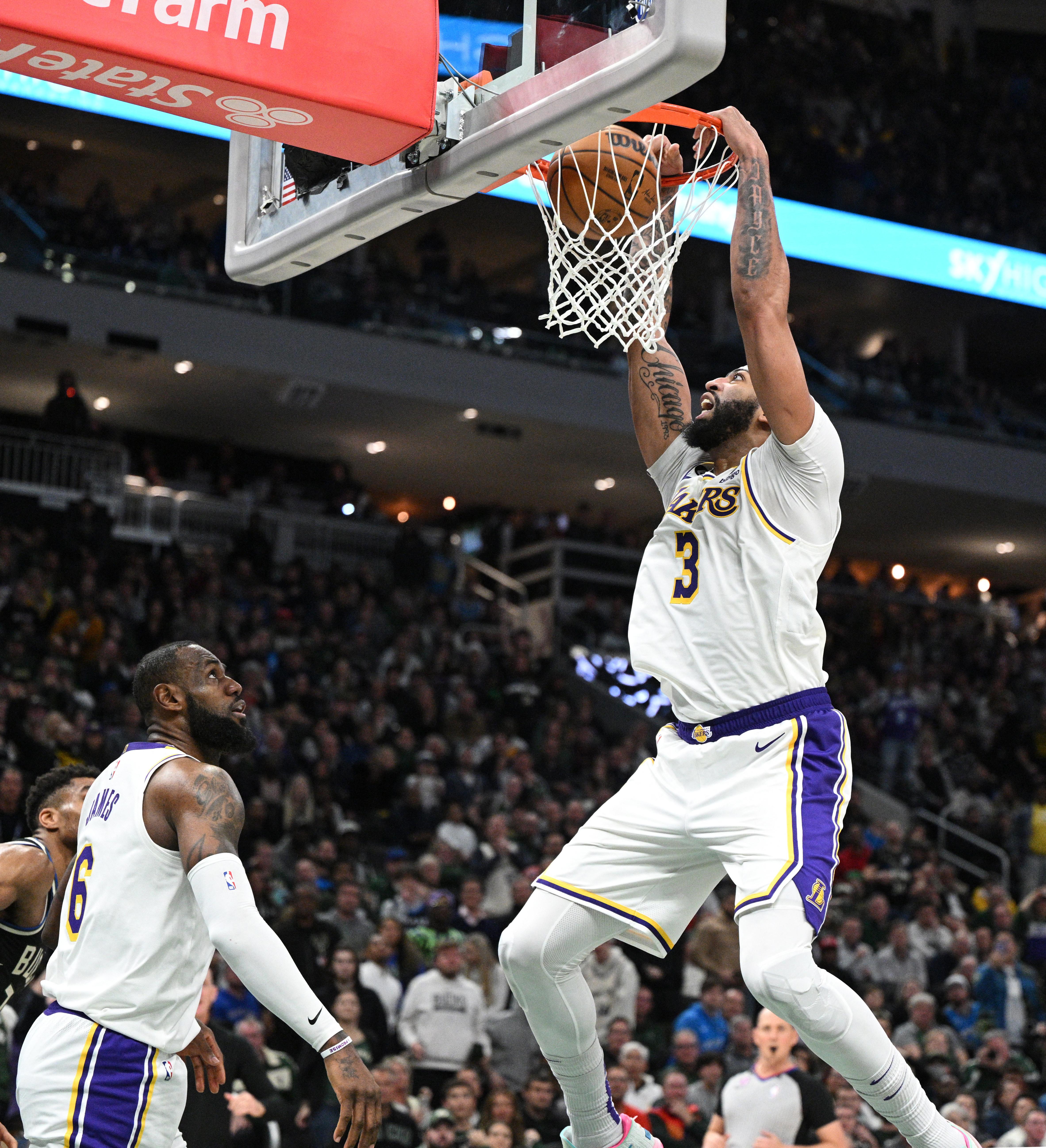 NBA roundup: Anthony Davis erupts for 55 points in Lakers' win | Reuters